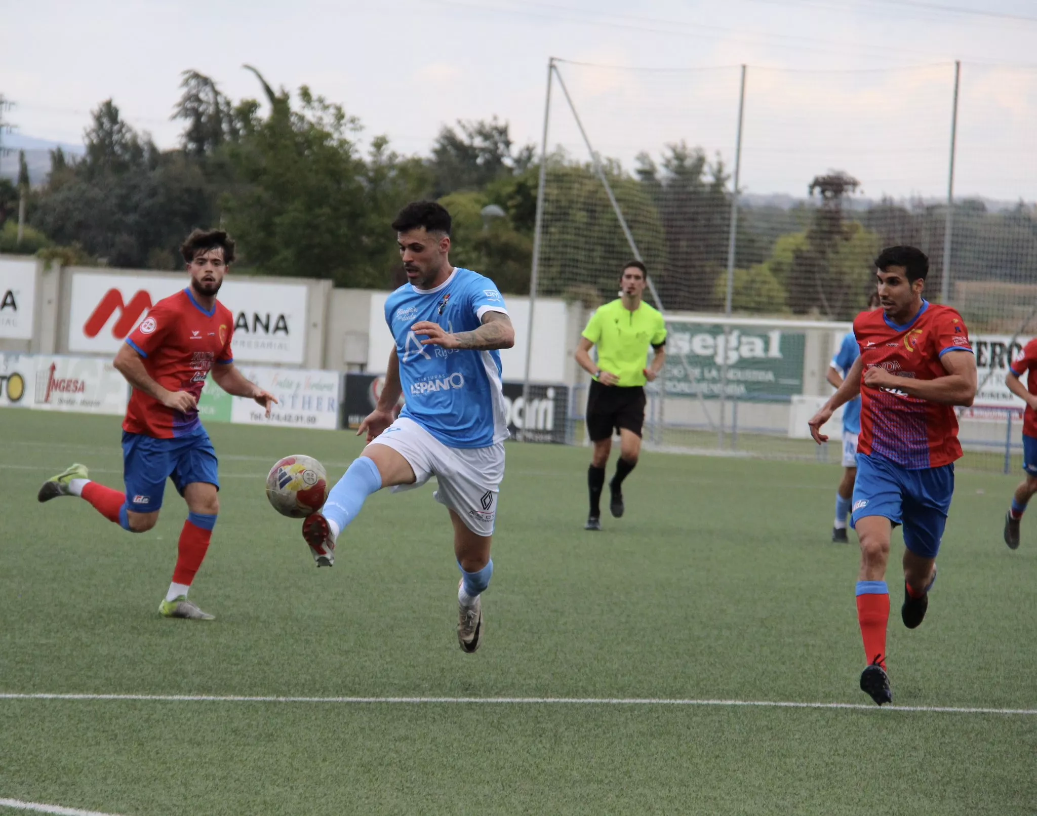 Adrià De Mesa, jugador del Binéfar, en el partido ante el Zuera. Ponsa y el buen inicio del Binéfar: "La clasificación es anecdótica; me quedo con los 9 puntos de 12". Foto: CD Binéfar.