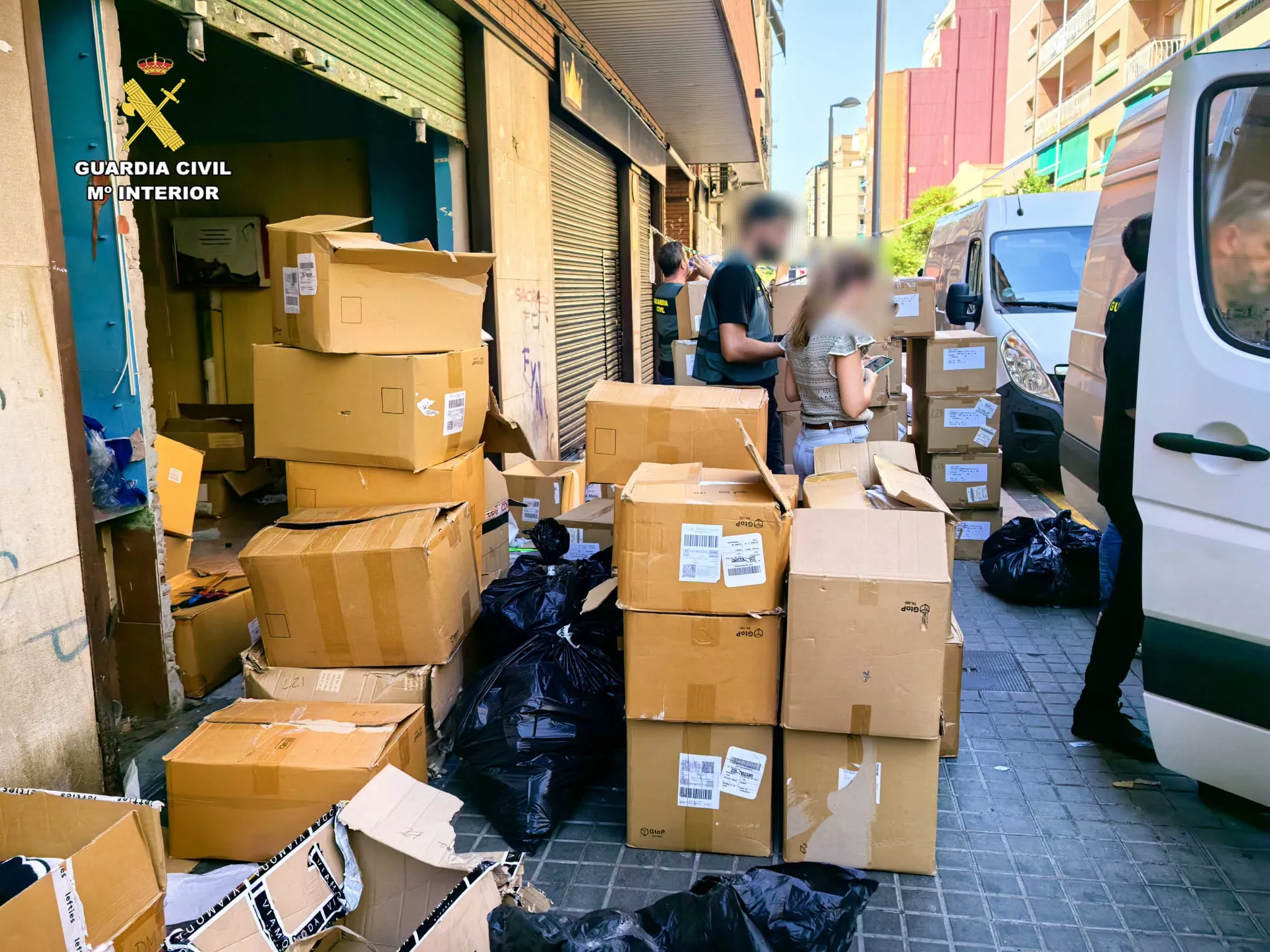 La Guardia Civil con parte del material incautado