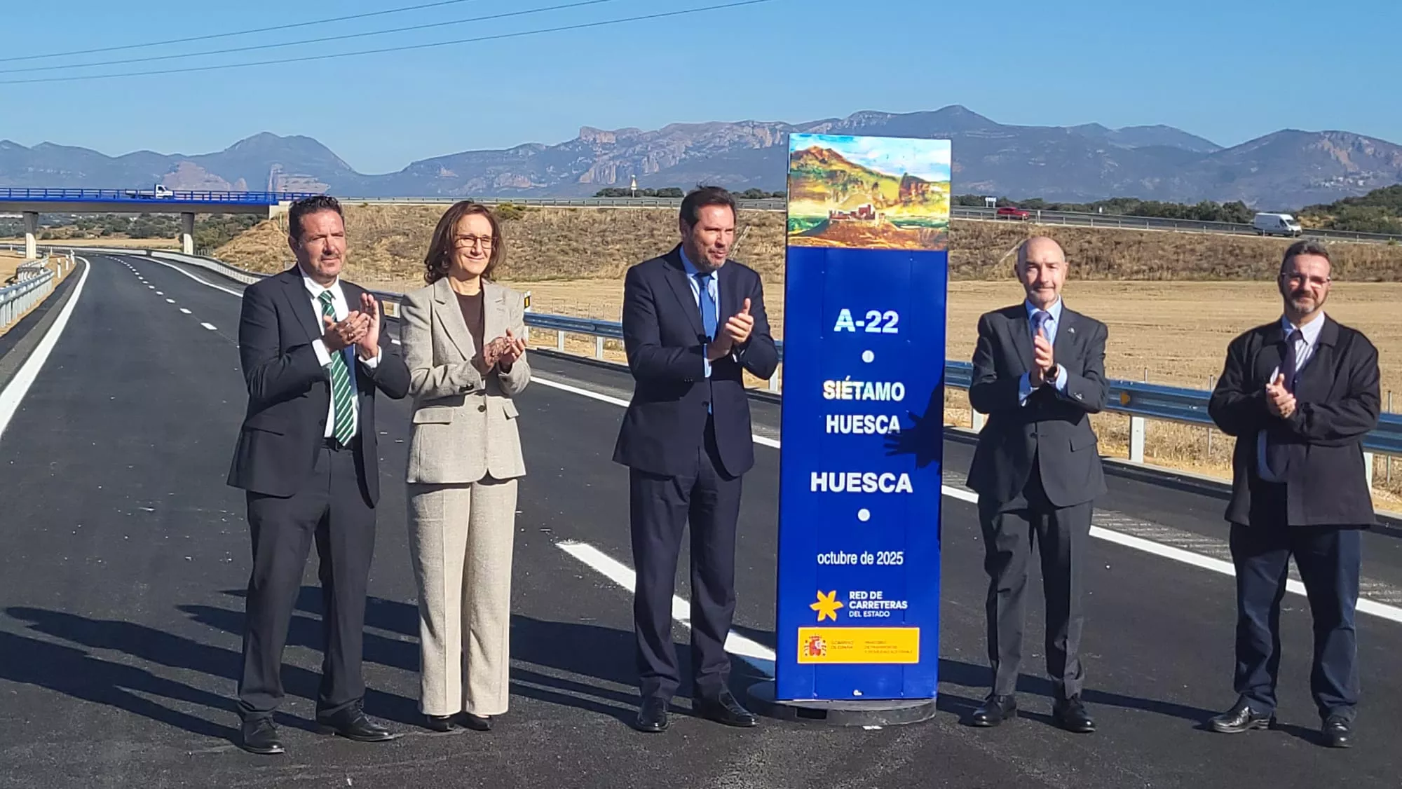 El ministro Puente con el delegado y subdelegado del Gobierno en Aragón y Huesca, la jefa de gabinete y los alcaldes en el momento de descubrir el hito El ministro Puente con el delegado y subdelegado del Gobierno en Aragón y Huesca, la jefa de gabinete y los alcaldes en el momento de descubrir el hito