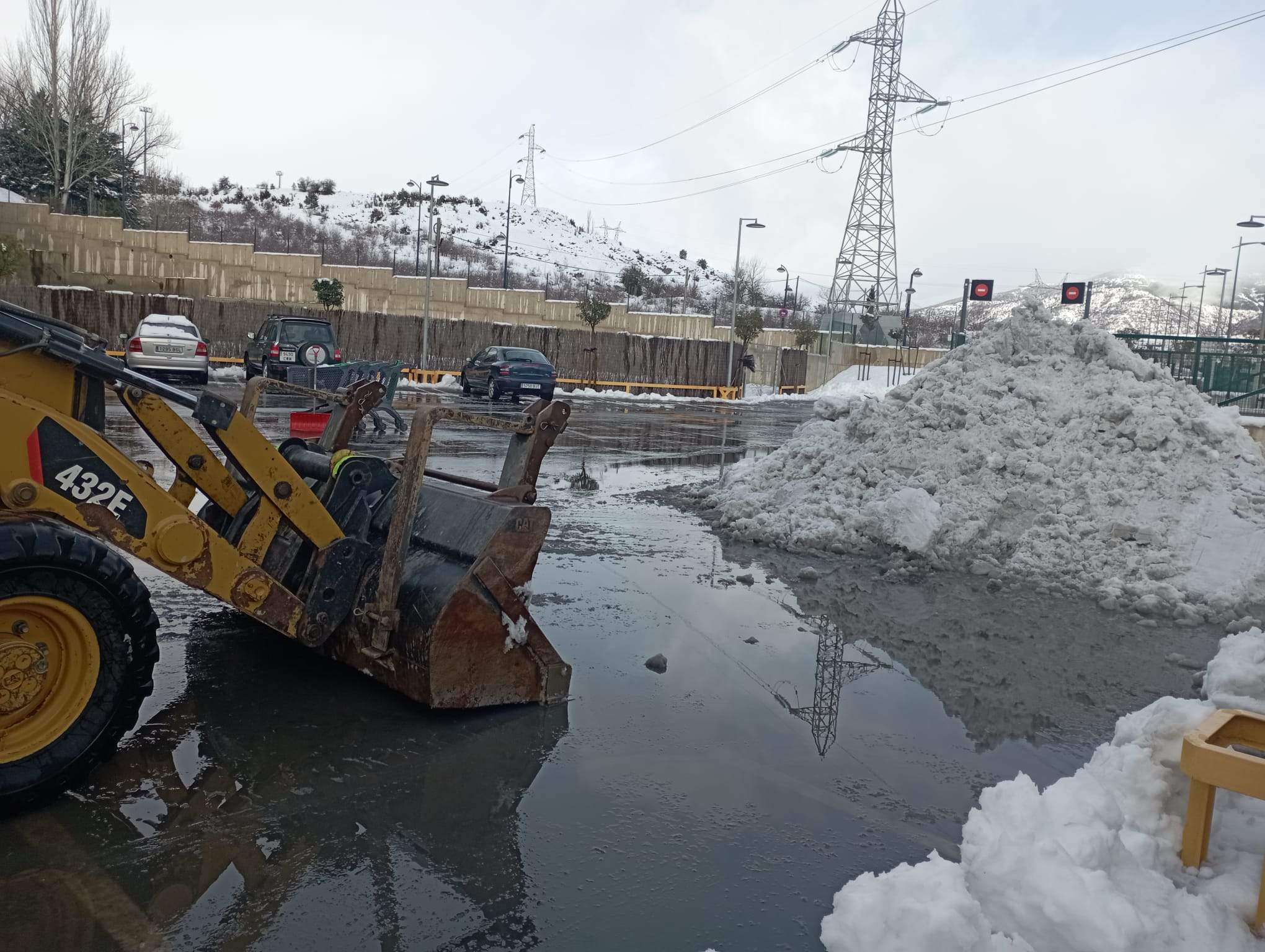 Limpieza de la nieve acumulada el lunes en Sabiñánigo Limpieza de la nieve acumulada el lunes en Sabiñánigo