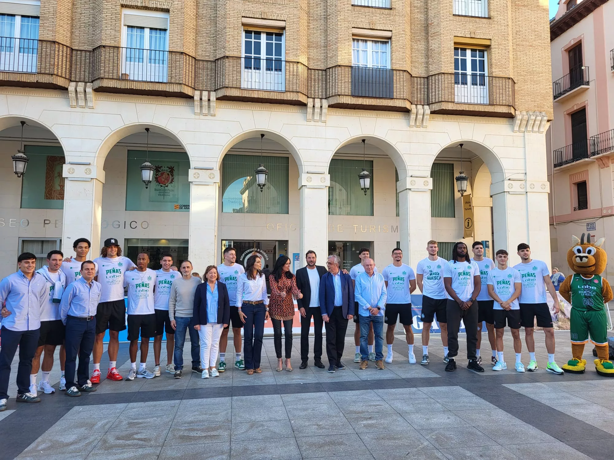 Presentación de Lobe Huesca La Magia en la Plaza Luis López Allué. Foto: Adri Mora