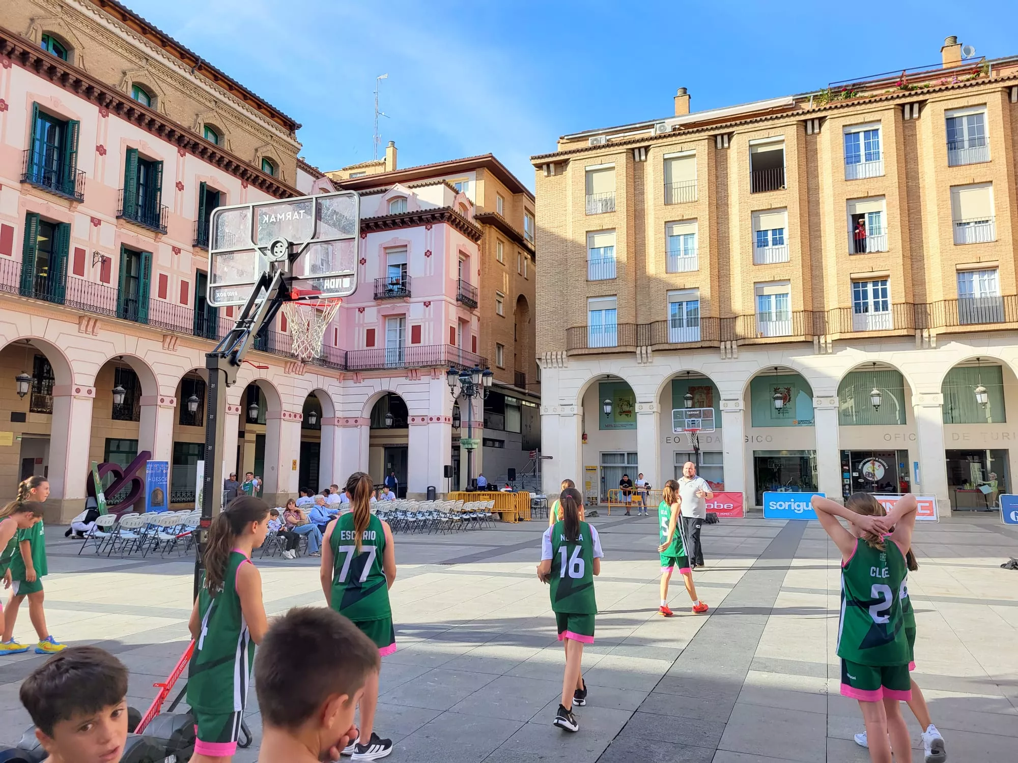 Presentación de Lobe Huesca La Magia en la Plaza Luis López Allué. Foto: Adri Mora