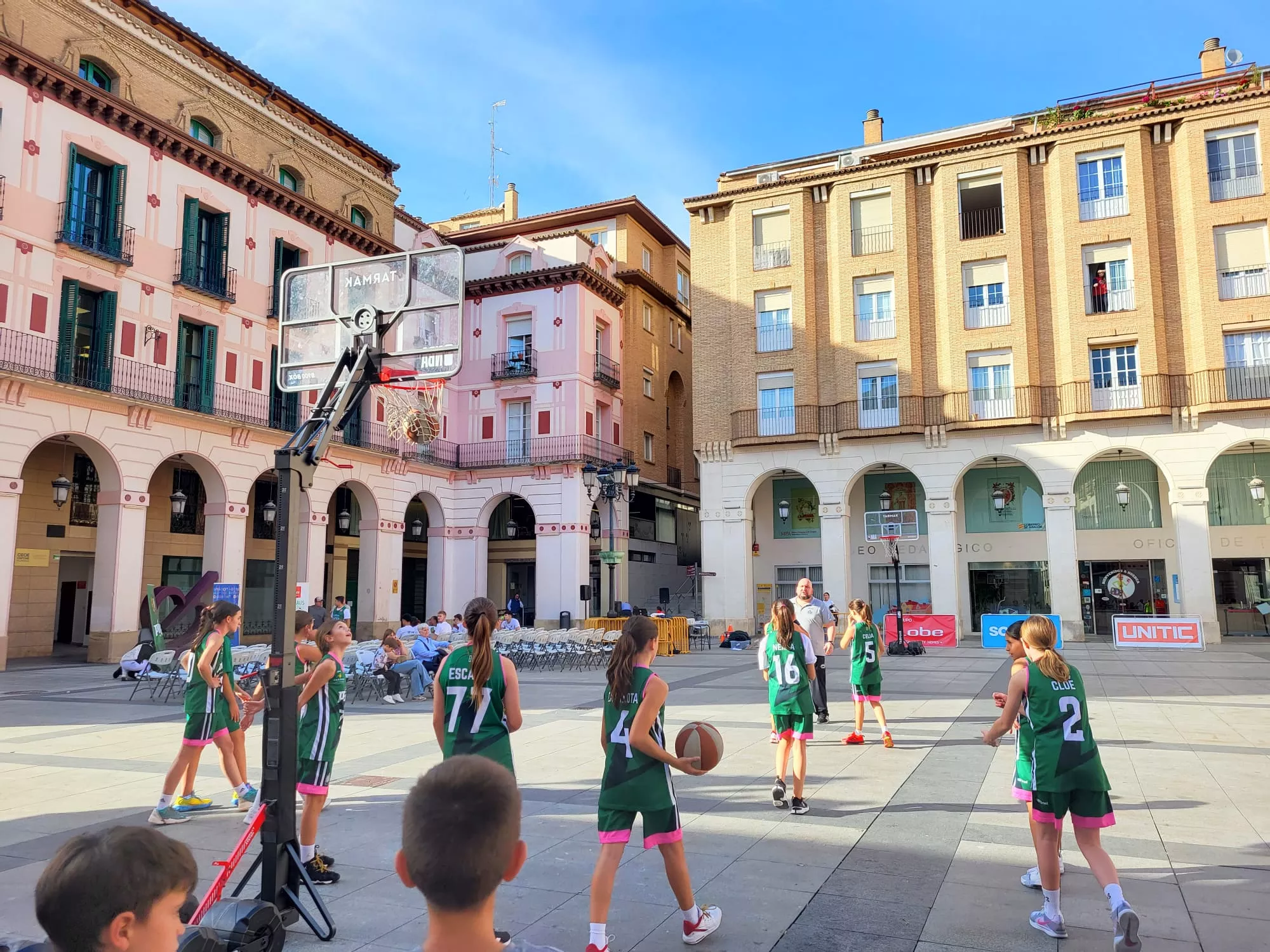 Presentación de Lobe Huesca La Magia en la Plaza Luis López Allué. Foto: Adri Mora