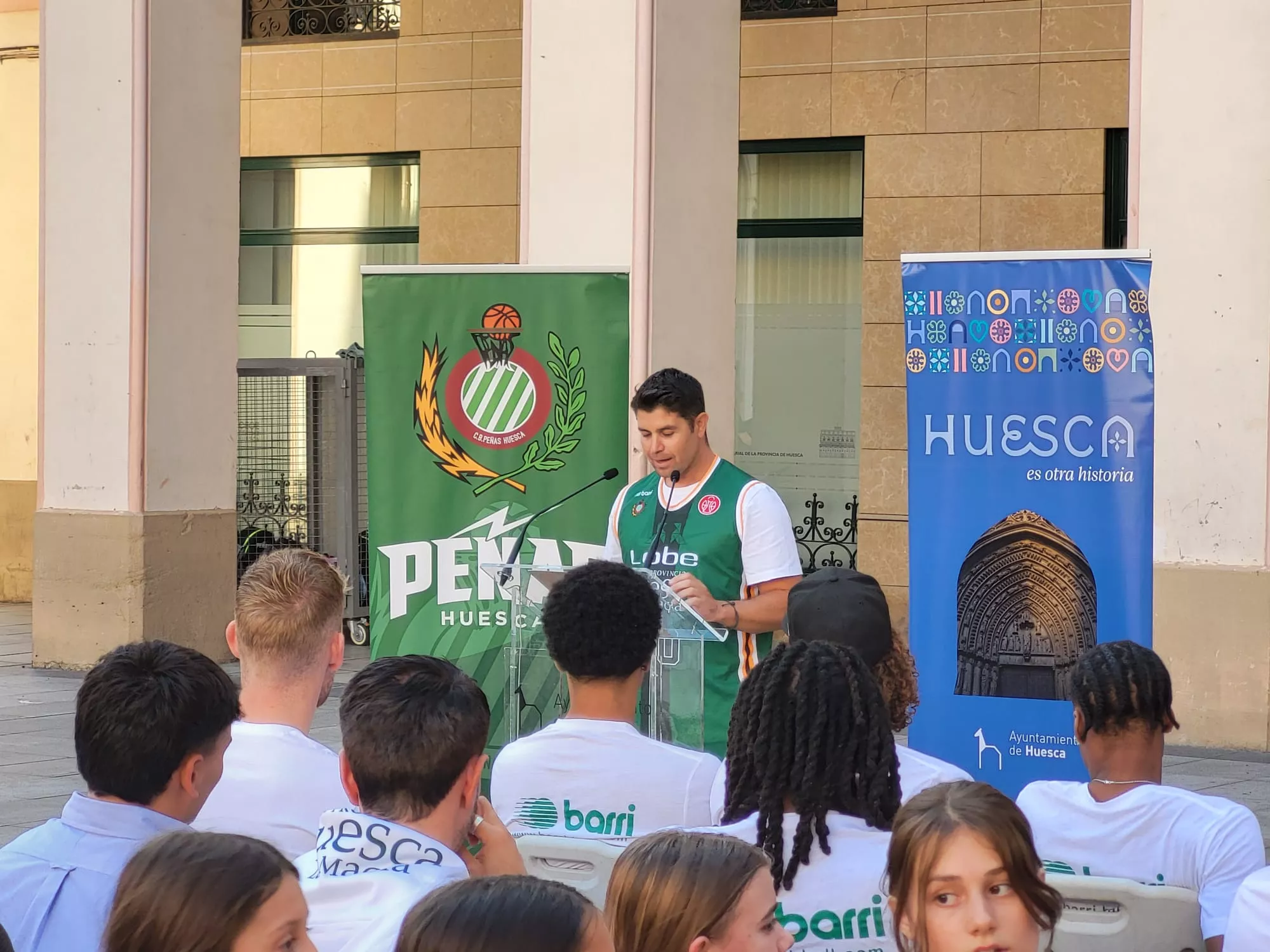 Presentación de Lobe Huesca La Magia en la Plaza Luis López Allué. Foto: Adri Mora
