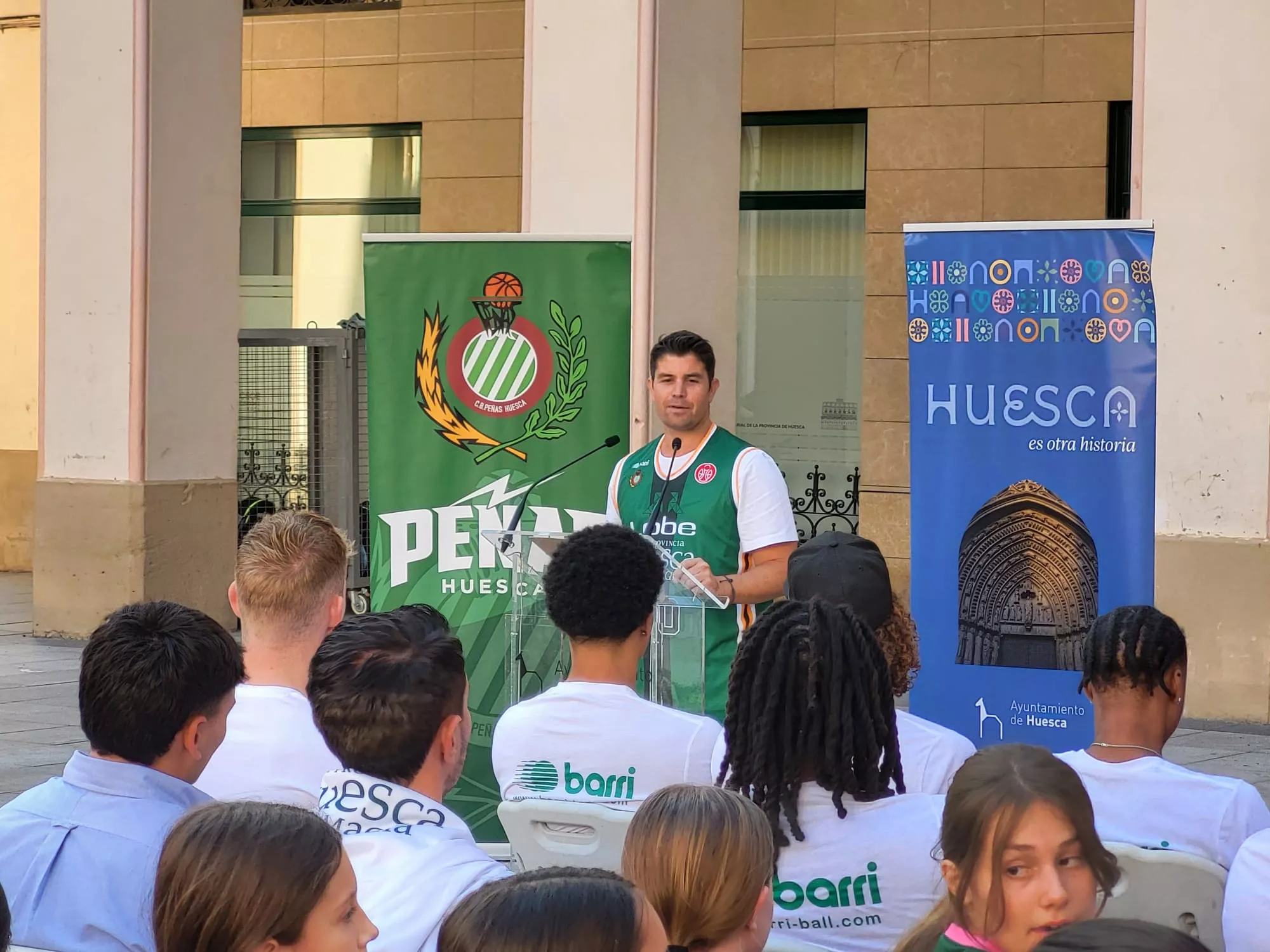 Presentación de Lobe Huesca La Magia en la Plaza Luis López Allué. Foto: Adri Mora