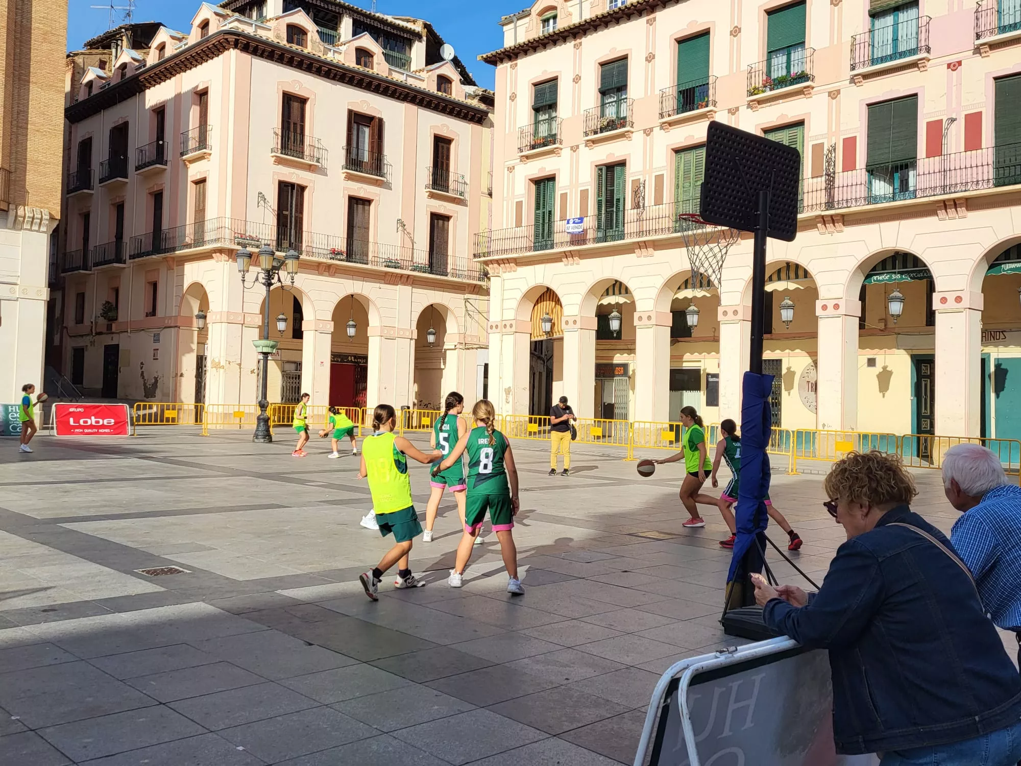 Presentación de Lobe Huesca La Magia en la Plaza Luis López Allué. Foto: Adri Mora
