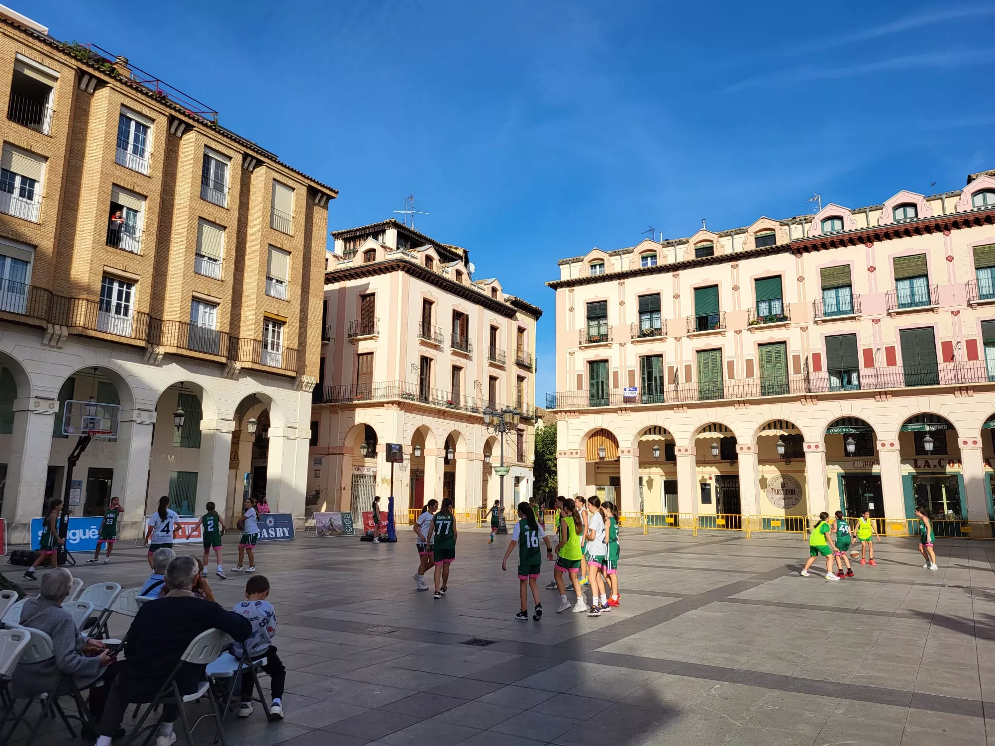 Presentación de Lobe Huesca La Magia en la Plaza Luis López Allué. Foto: Adri Mora