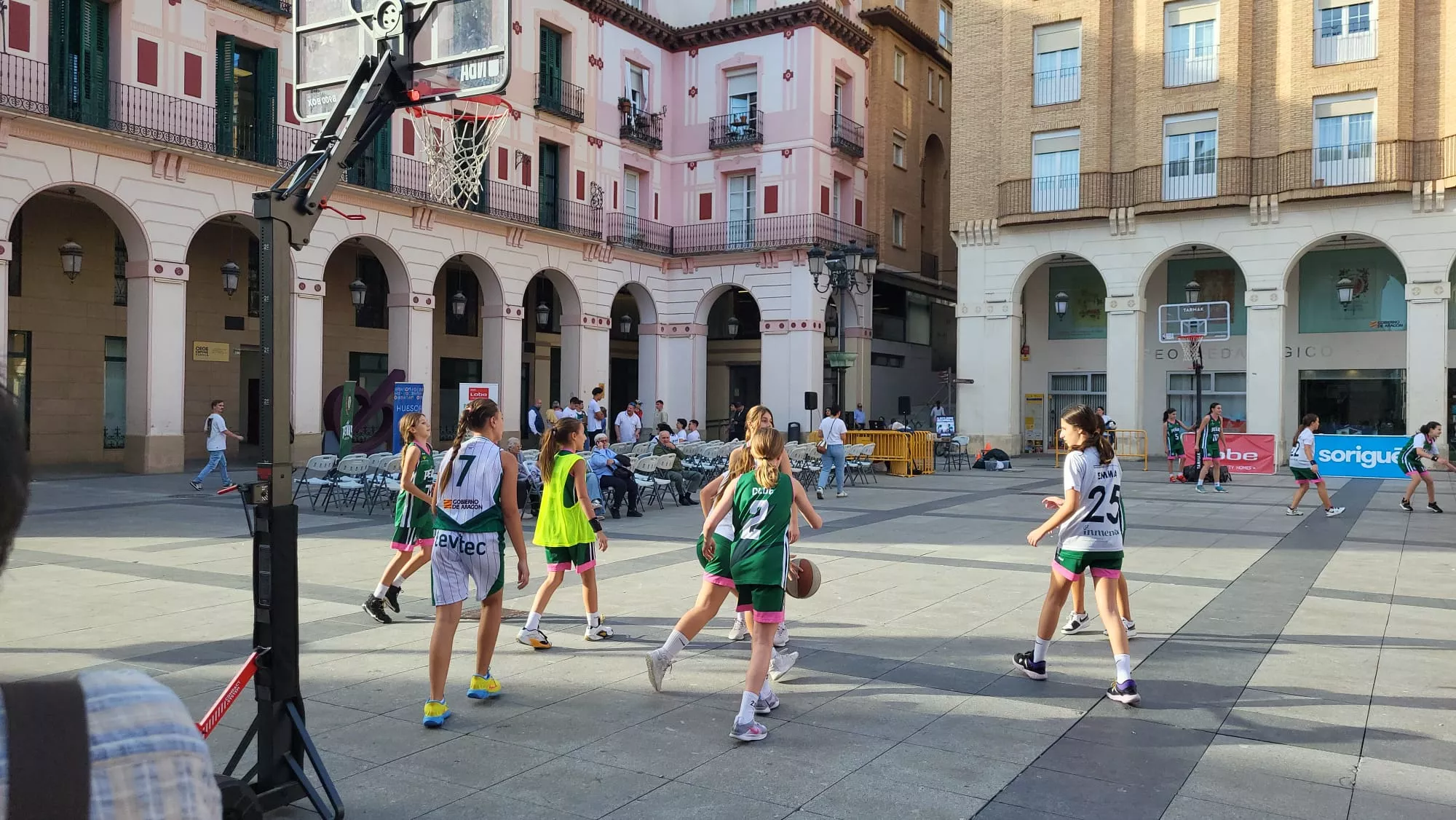 Presentación de Lobe Huesca La Magia en la Plaza Luis López Allué. Foto: Adri Mora