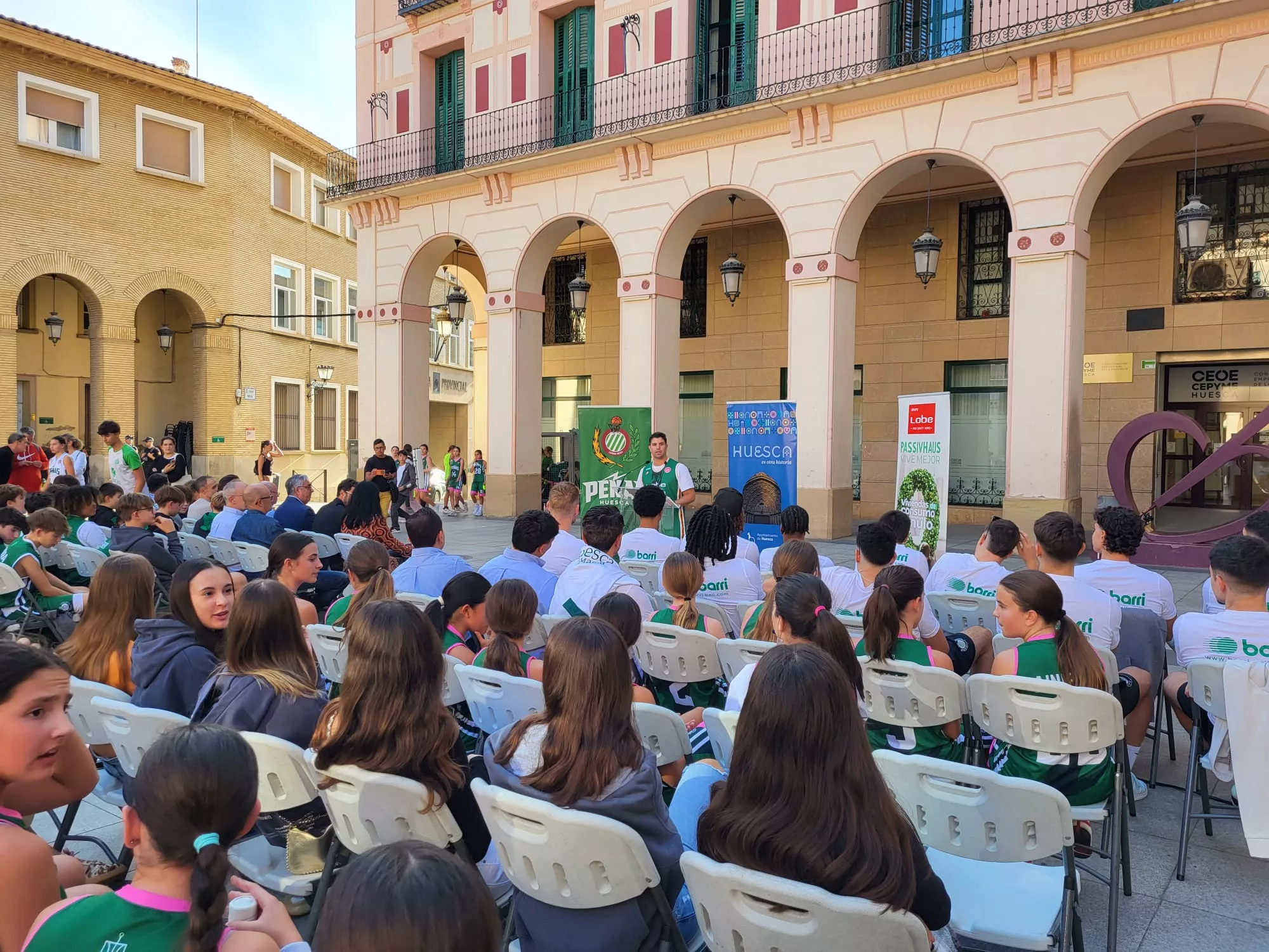 Presentación de Lobe Huesca La Magia en la Plaza Luis López Allué. Foto: Adri Mora
