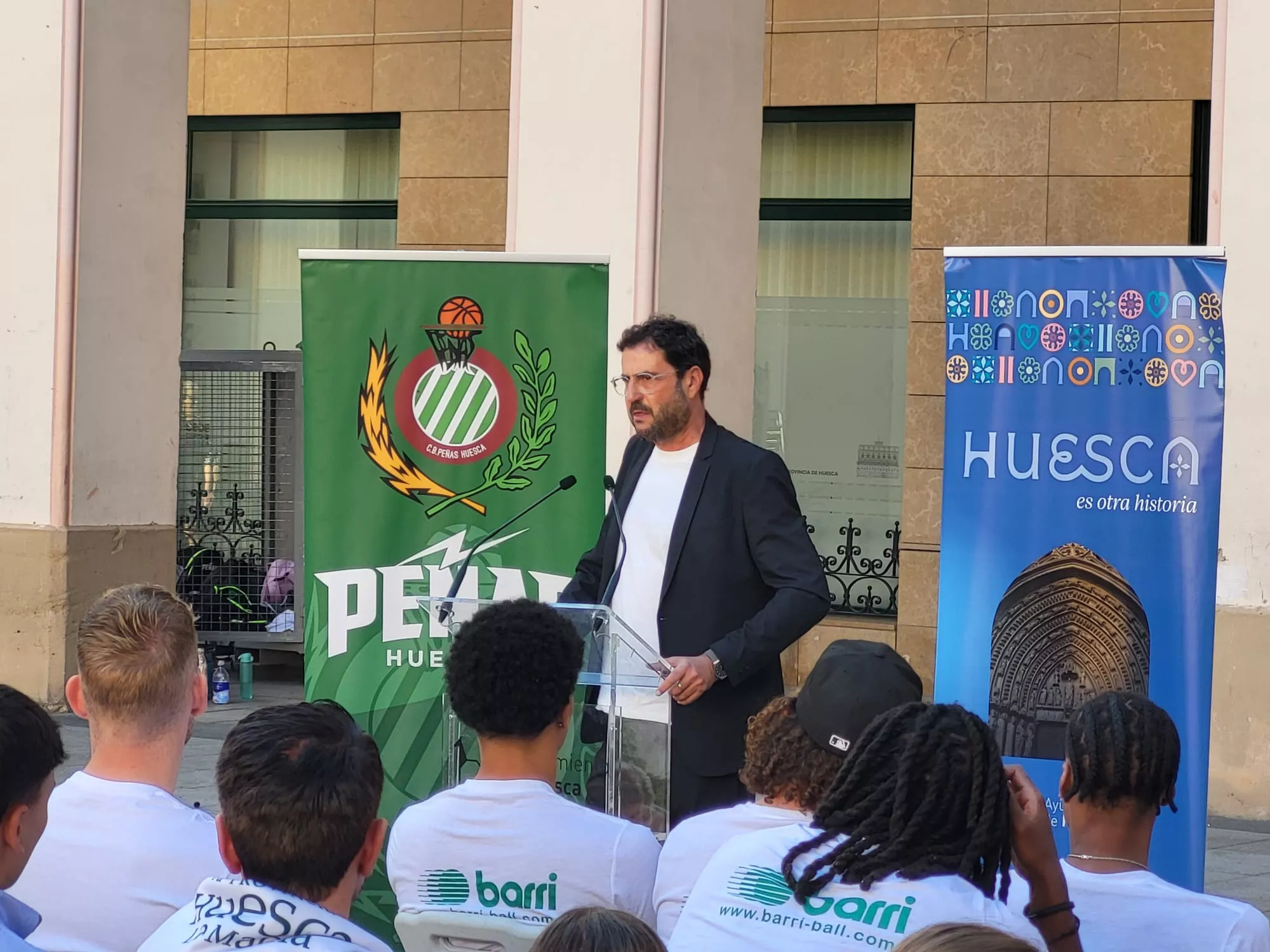 Presentación de Lobe Huesca La Magia en la Plaza Luis López Allué. Foto: Adri Mora