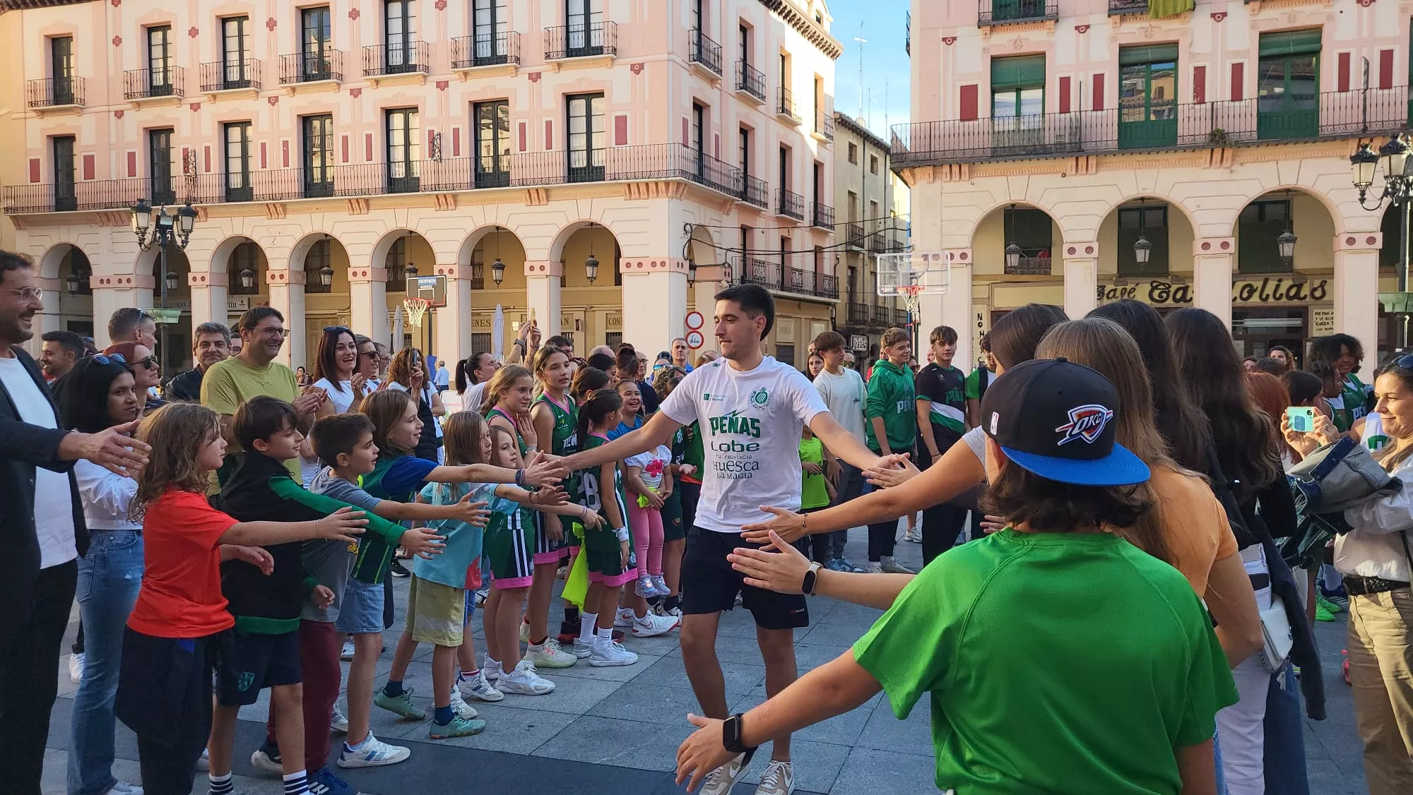 Presentación de Lobe Huesca La Magia en la Plaza Luis López Allué. Foto: Adri Mora
