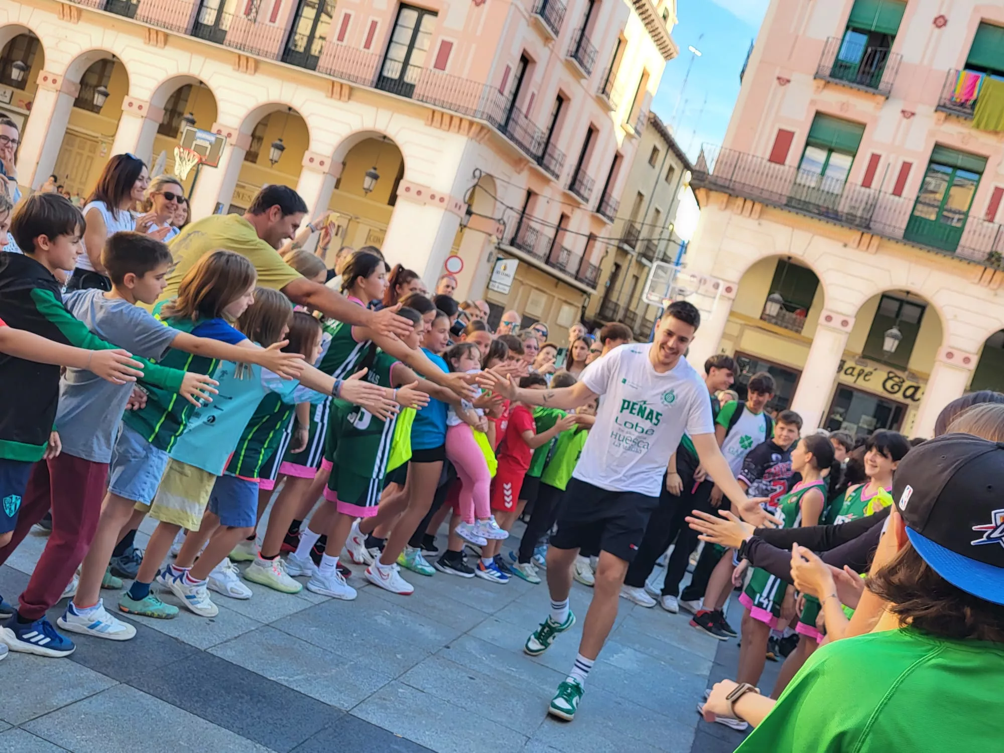 Presentación de Lobe Huesca La Magia en la Plaza Luis López Allué. Foto: Adri Mora