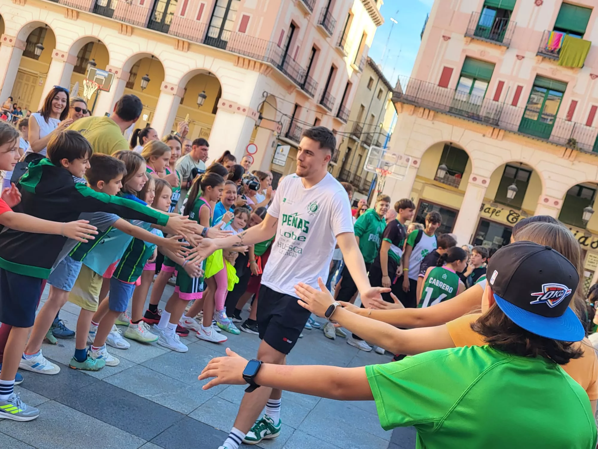 Presentación de Lobe Huesca La Magia en la Plaza Luis López Allué. Foto: Adri Mora