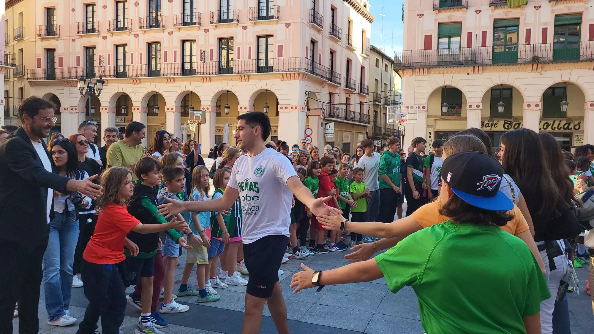 Presentación de Lobe Huesca La Magia en la Plaza Luis López Allué. Foto: Adri Mora
