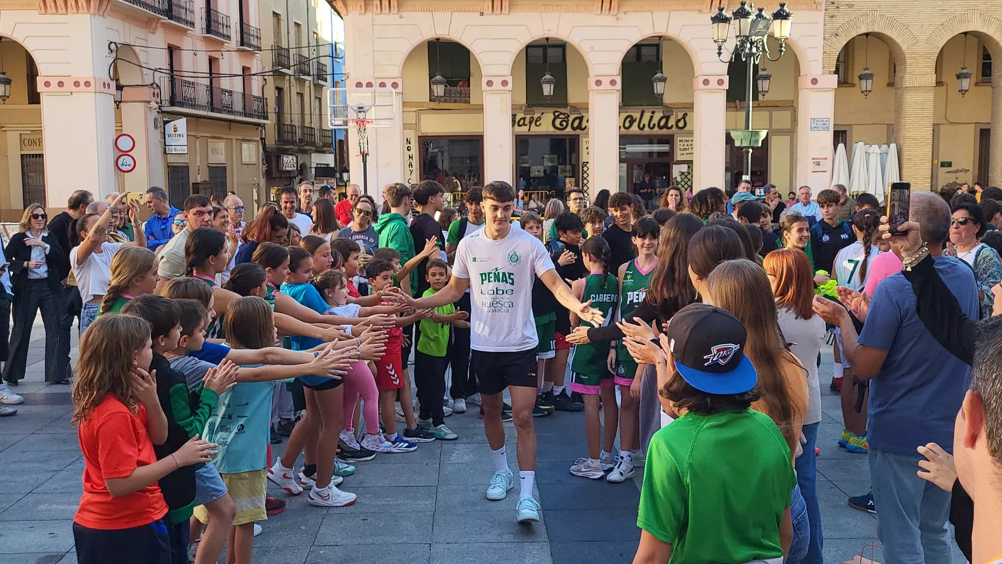 Presentación de Lobe Huesca La Magia en la Plaza Luis López Allué. Foto: Adri Mora