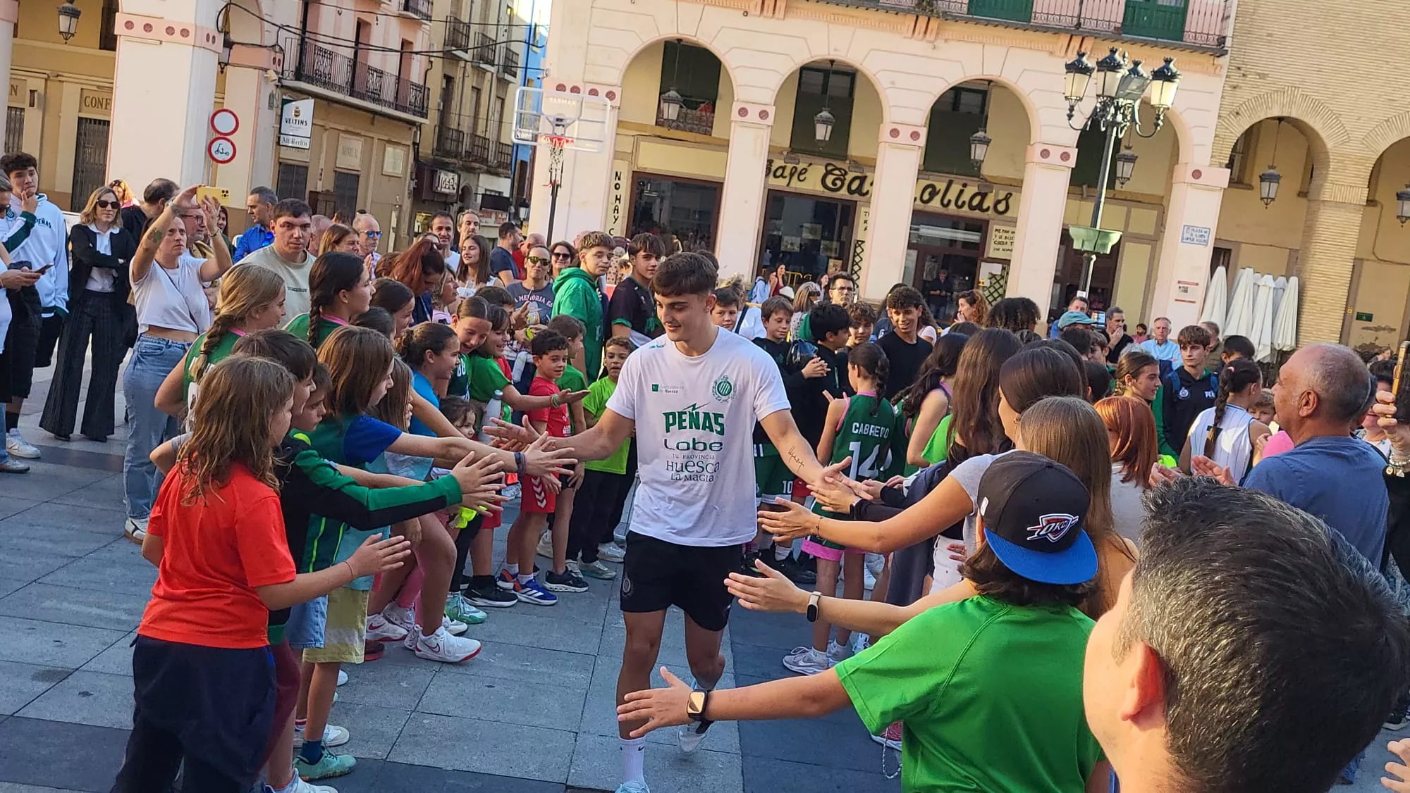 Presentación de Lobe Huesca La Magia en la Plaza Luis López Allué. Foto: Adri Mora