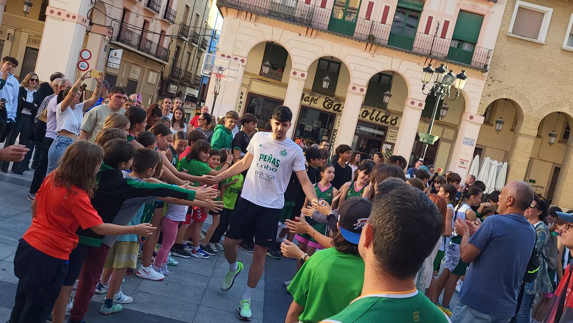 Presentación de Lobe Huesca La Magia en la Plaza Luis López Allué. Foto: Adri Mora