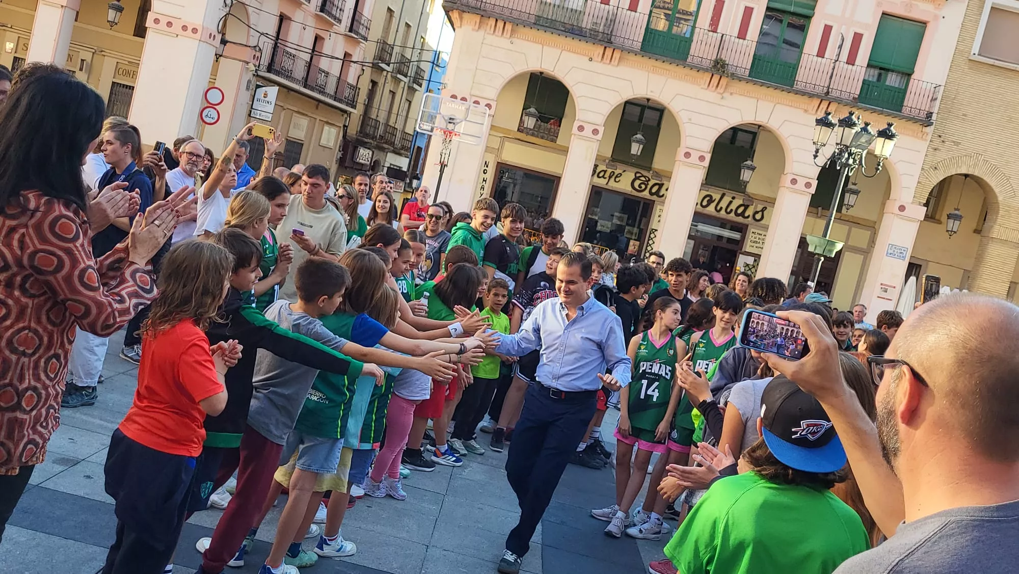 Presentación de Lobe Huesca La Magia en la Plaza Luis López Allué. Foto: Adri Mora
