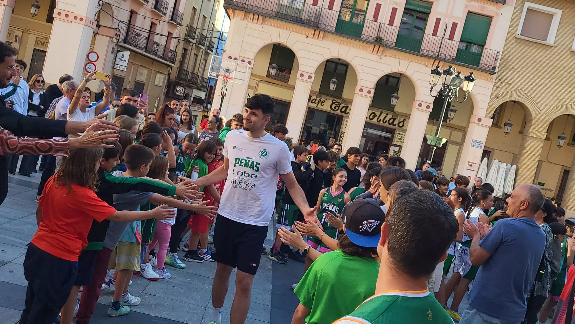 Presentación de Lobe Huesca La Magia en la Plaza Luis López Allué. Foto: Adri Mora