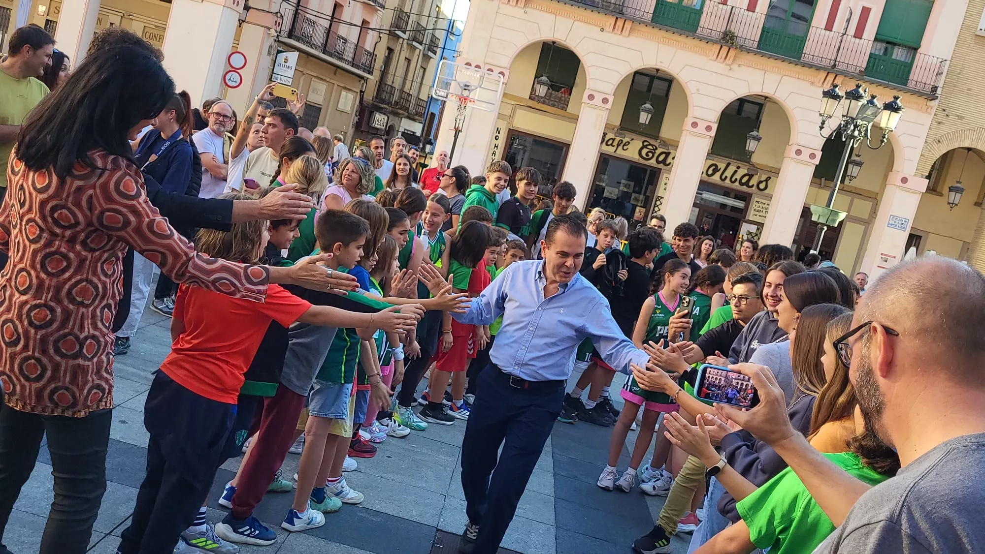 Presentación de Lobe Huesca La Magia en la Plaza Luis López Allué. Foto: Adri Mora