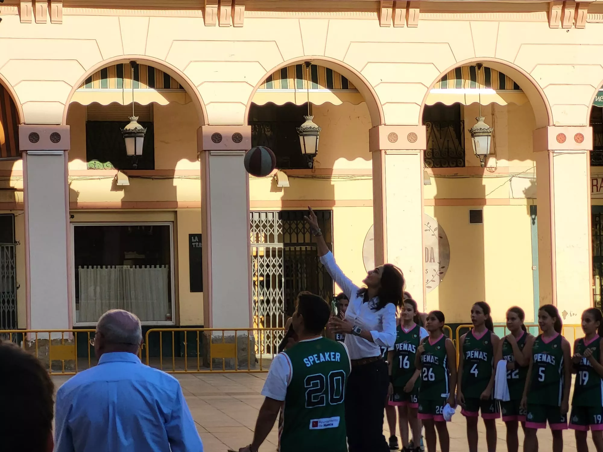 Presentación de Lobe Huesca La Magia en la Plaza Luis López Allué. Foto: Adri Mora