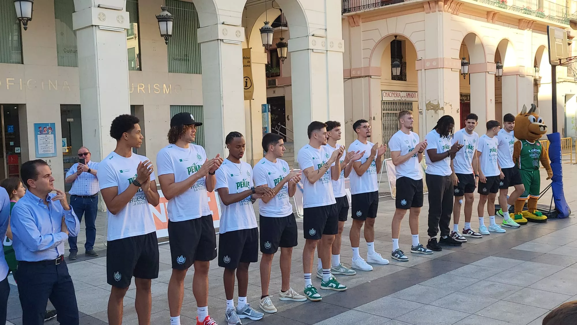 Presentación de Lobe Huesca La Magia en la Plaza Luis López Allué. Foto: Adri Mora