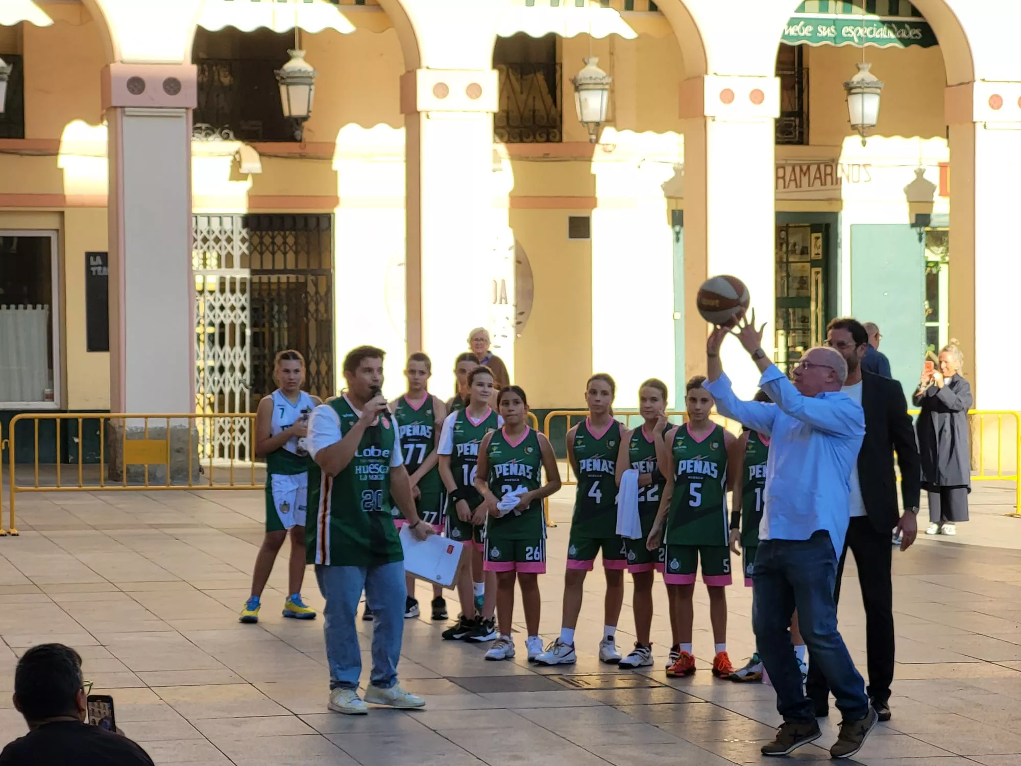 Presentación de Lobe Huesca La Magia en la Plaza Luis López Allué. Foto: Adri Mora