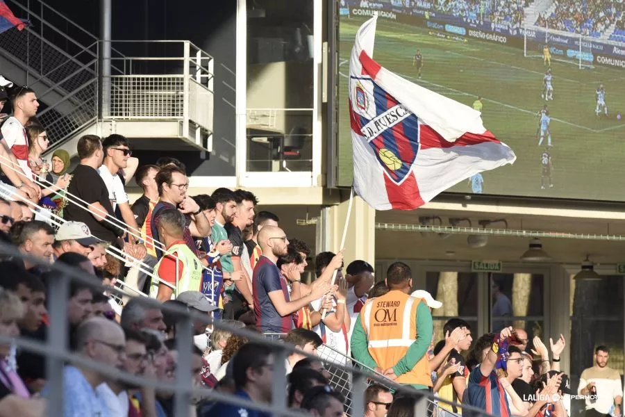Afición del Huesca en el partido ante el Málaga.