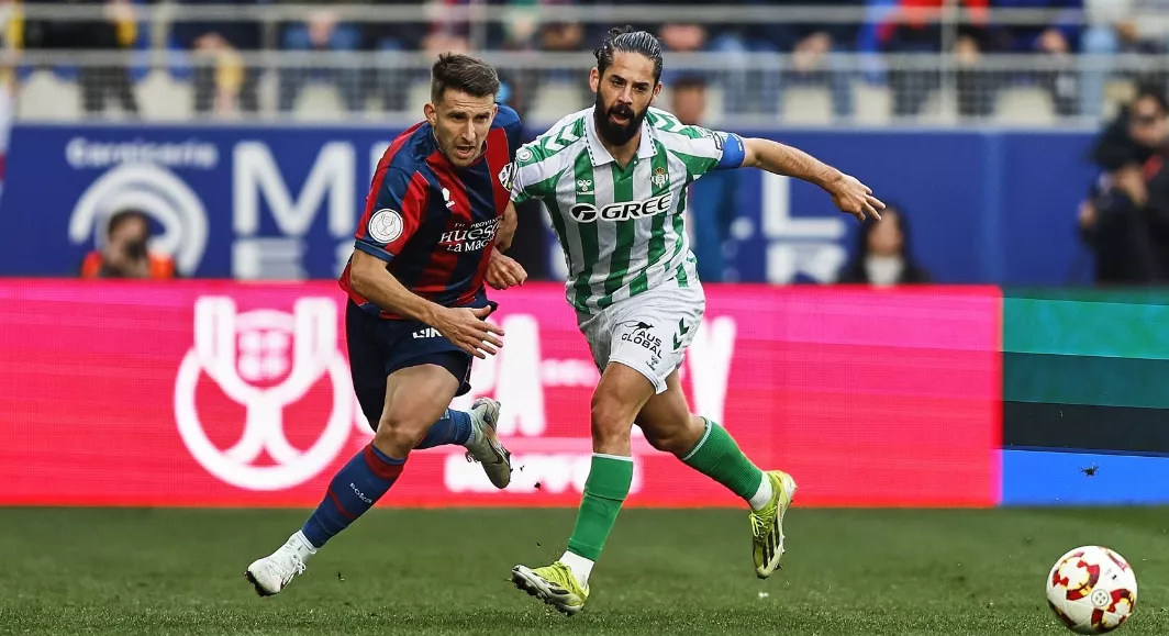 Valentín e Isco pelean un balón en el último partido de Copa del Rey del Huesca ante el Betis. Foto: SD Huesca