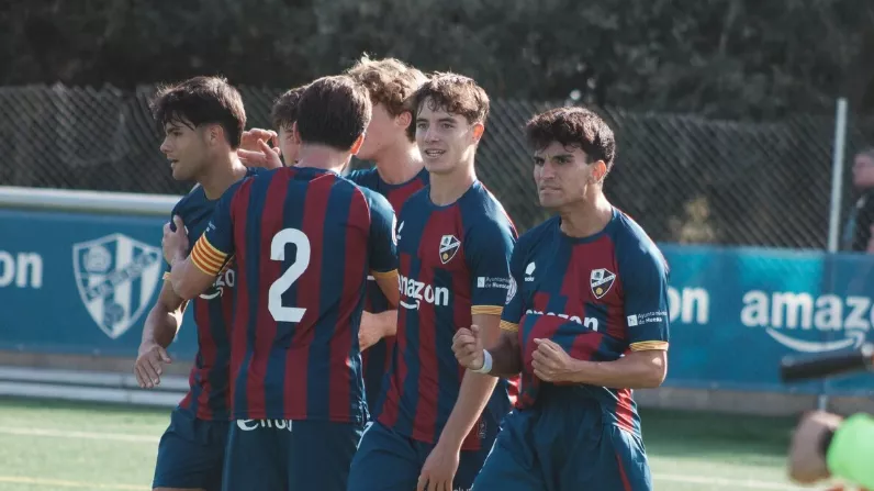 El Juvenil A celebra el triunfo sobre el Cornellà. Foto: SD Huesca