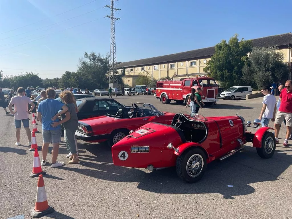 Vehículos históricos en Febivo, en Binéfar. Vehículos históricos en Febivo, en Binéfar.