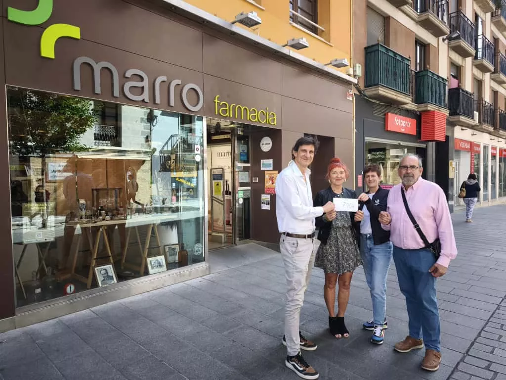 Entrega del cheque con el dinero recaudado, con Diego Marro, Ana Fuertes, Isis Castán y Víctor Ibáñez.