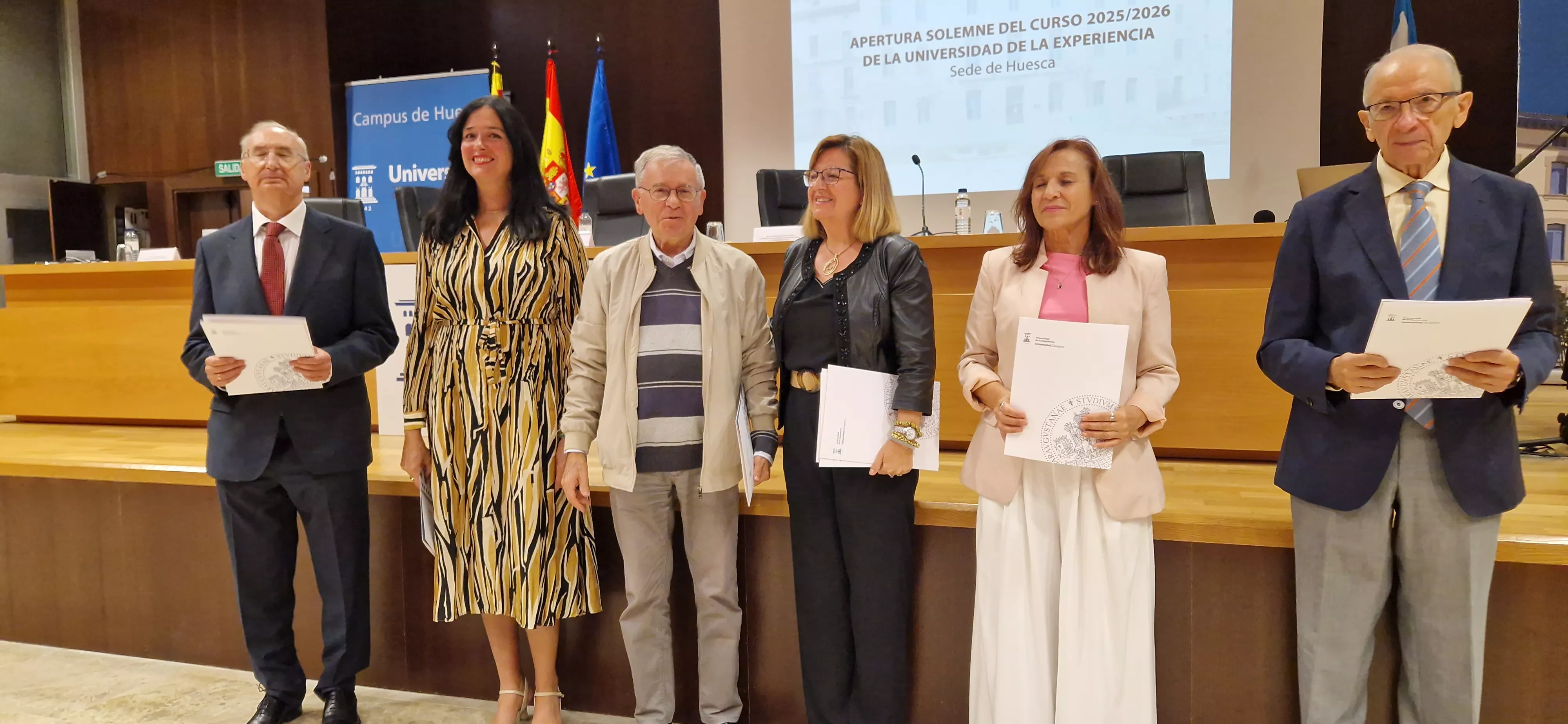 Una de las egresadas que ha recogido su título de la Universidad de la Experiencia. Foto Myriam Martínez Una de las egresadas que ha recogido su título de la Universidad de la Experiencia. Foto Myriam Martínez