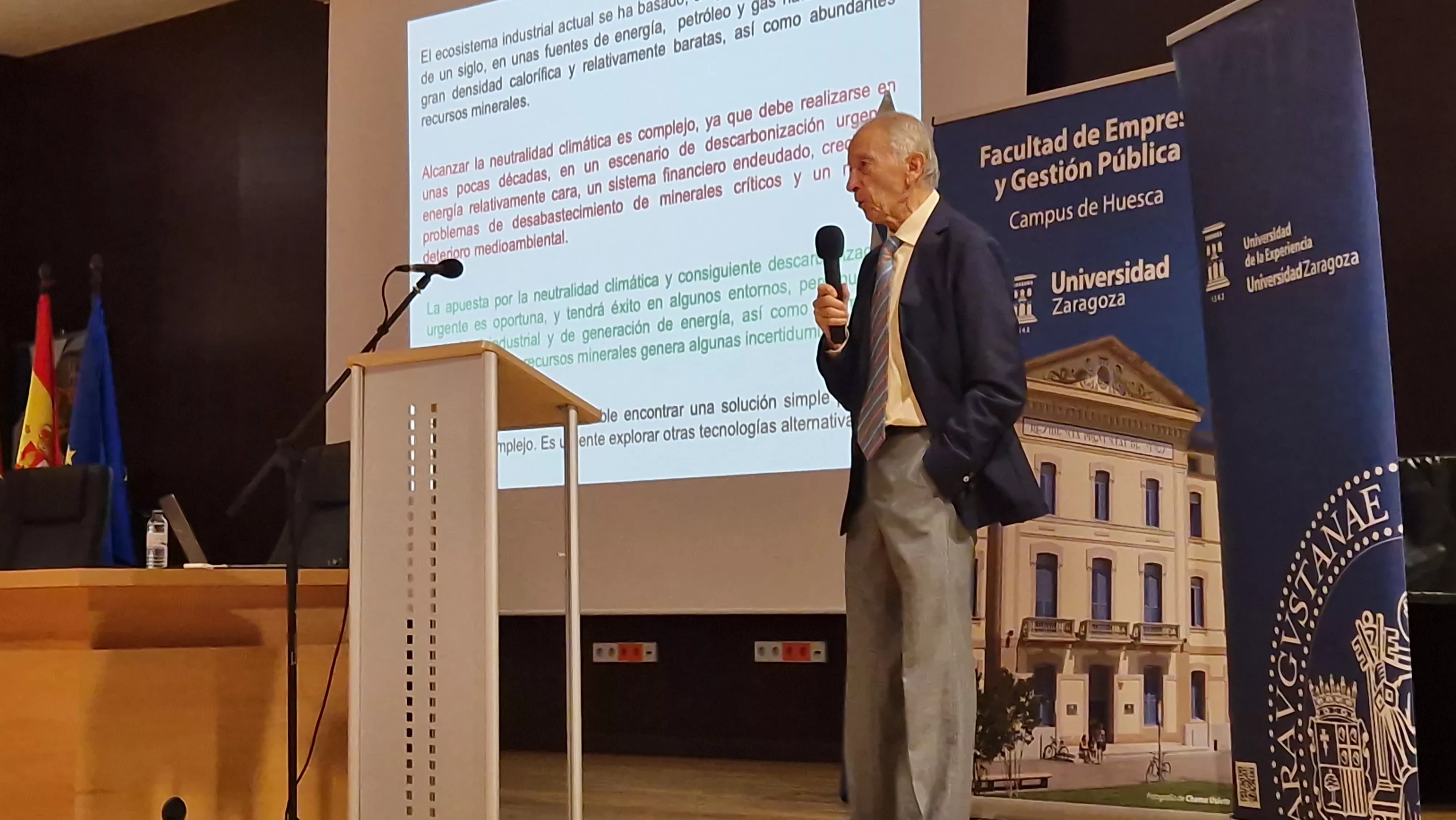 Luis Oro, abriendo el nuevo curso de la Universidad de la Experiencia en Huesca. Foto Myriam Martínez Luis Oro, abriendo el nuevo curso de la Universidad de la Experiencia en Huesca. Foto Myriam Martínez