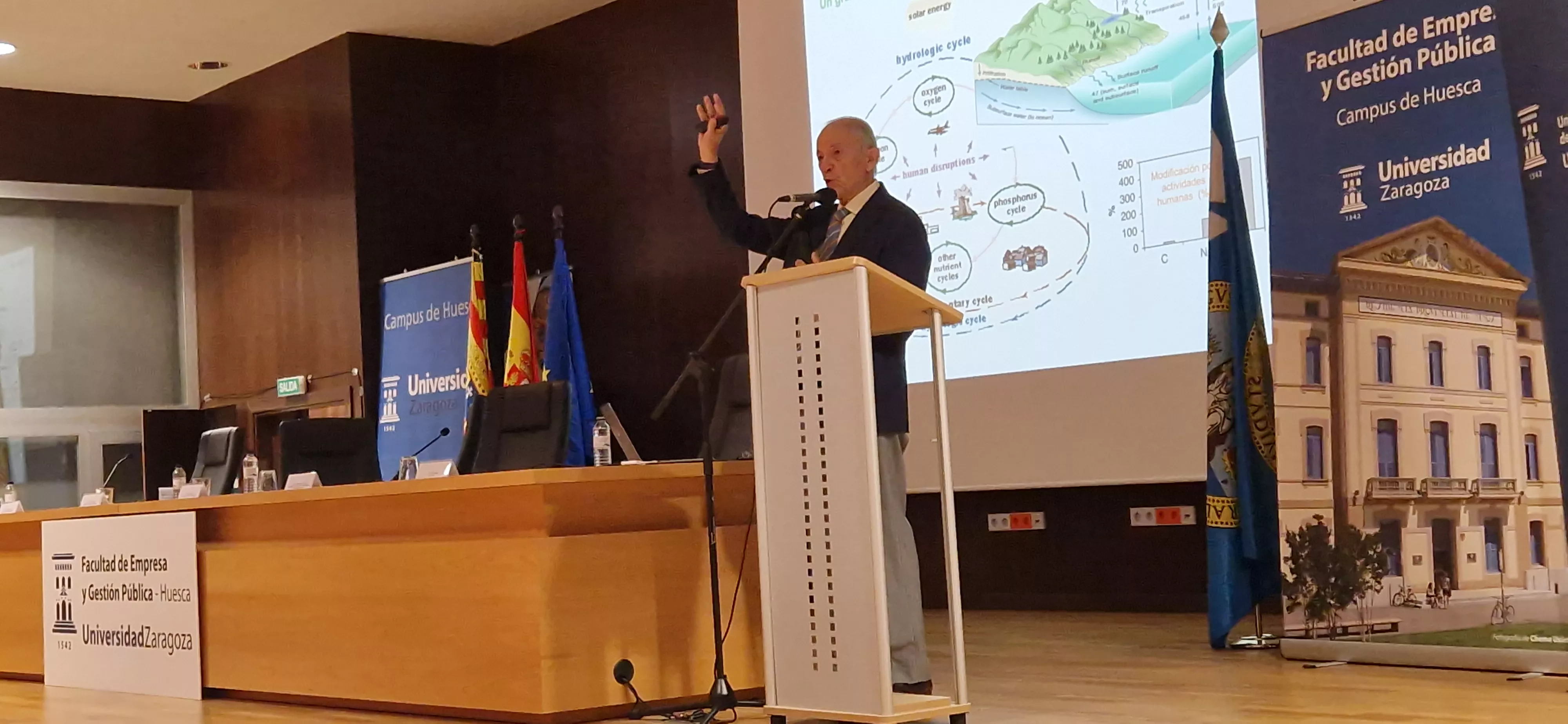 Luis Oro, abriendo el nuevo curso de la Universidad de la Experiencia en Huesca. Foto Myriam Martínez   