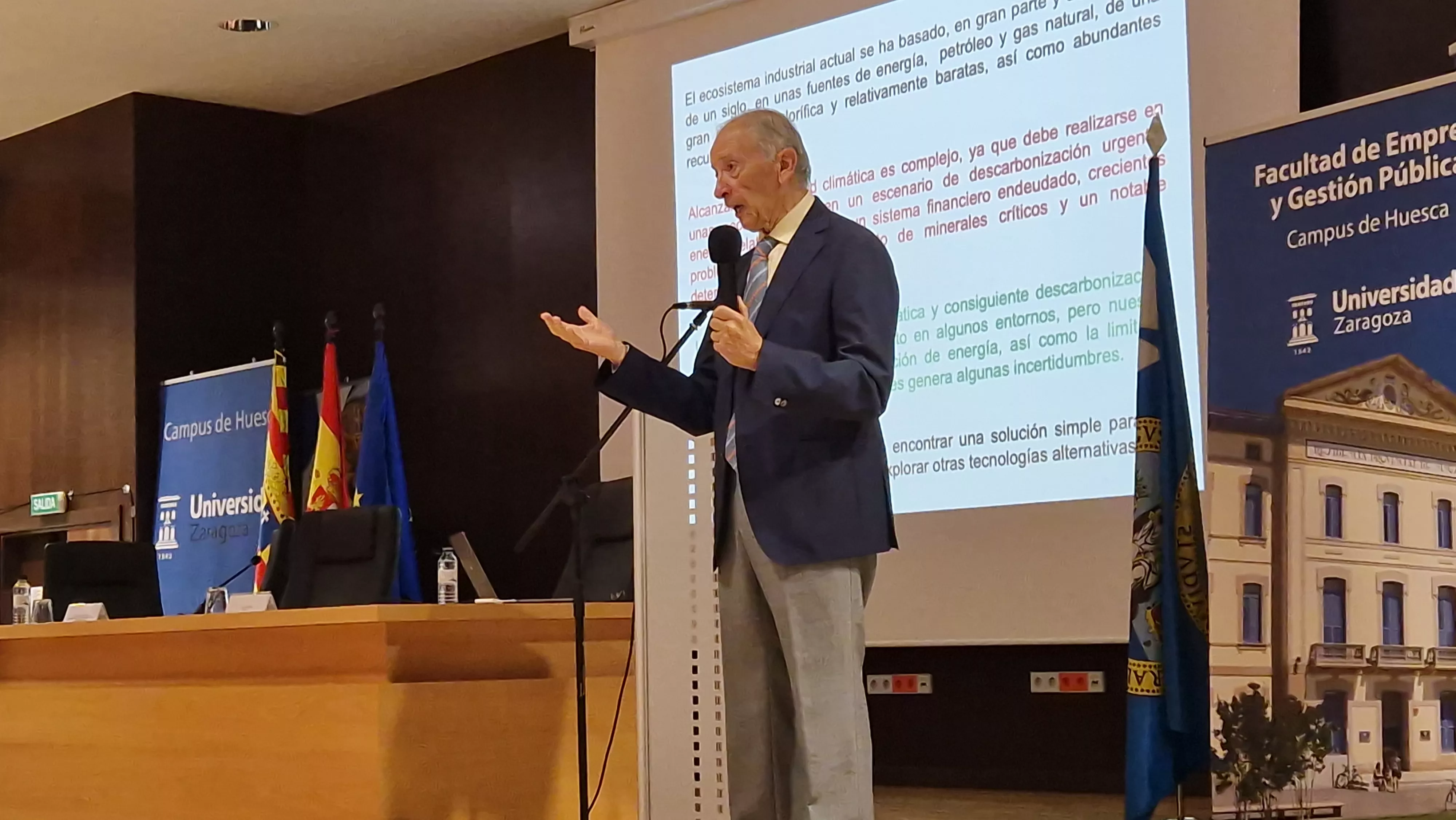 Luis Oro, abriendo el nuevo curso de la Universidad de la Experiencia en Huesca. Foto Myriam Martínez   
