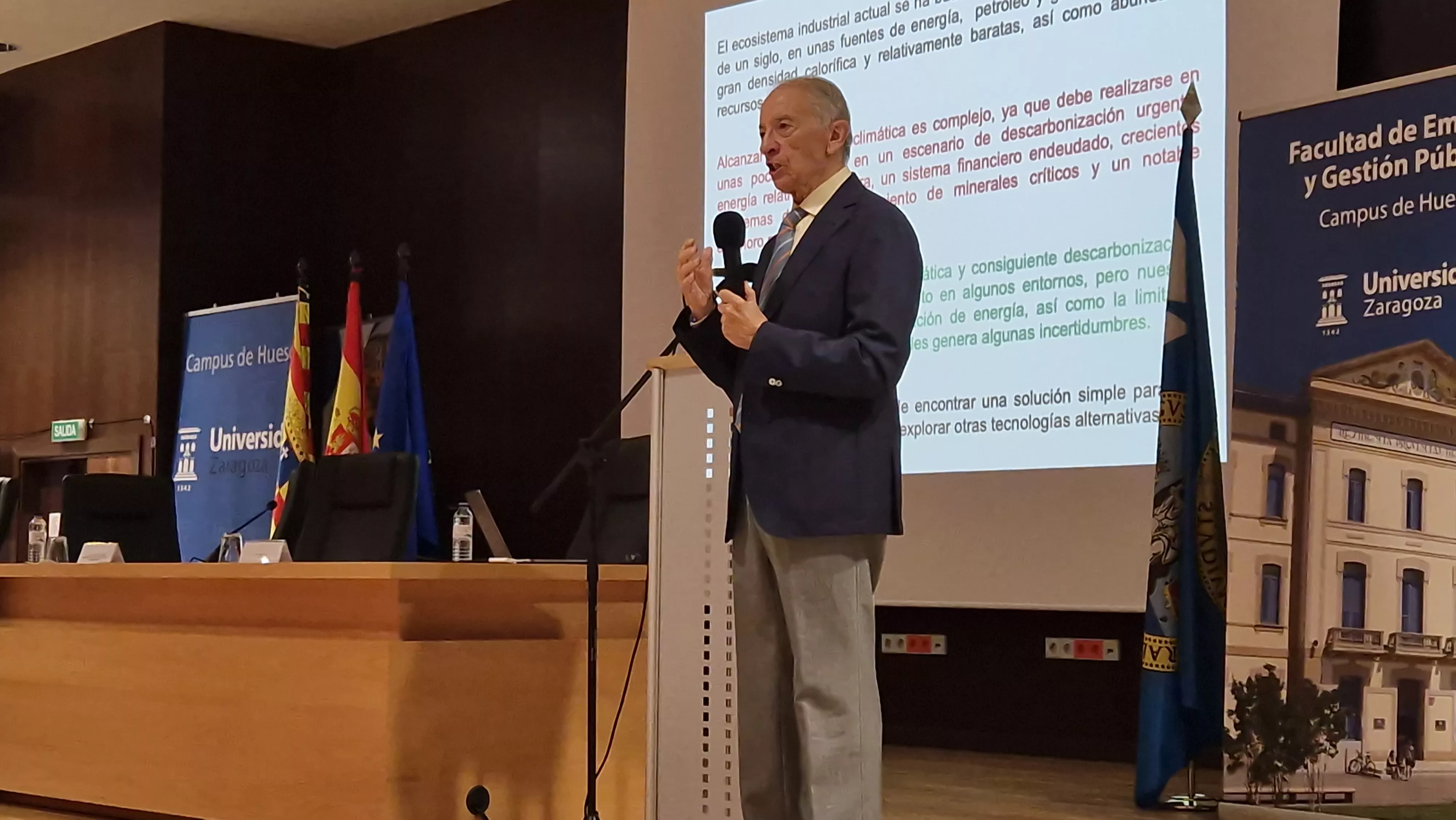 Luis Oro, abriendo el nuevo curso de la Universidad de la Experiencia en Huesca. Foto Myriam Martínez   