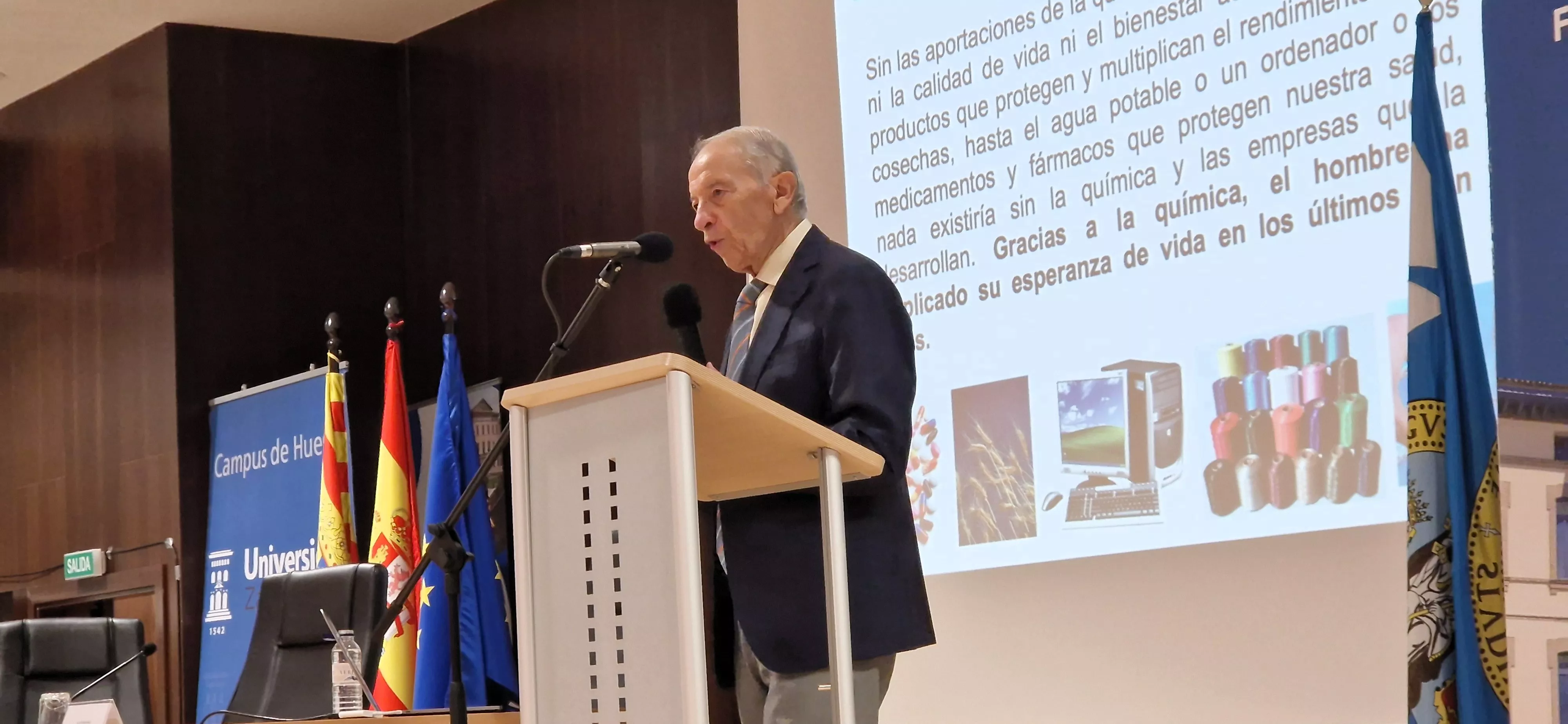 Luis Oro, abriendo el nuevo curso de la Universidad de la Experiencia en Huesca. Foto Myriam Martínez   