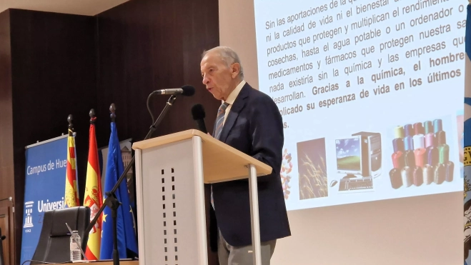 Luis Oro, abriendo el nuevo curso de la Universidad de la Experiencia en Huesca. Foto Myriam Martínez 