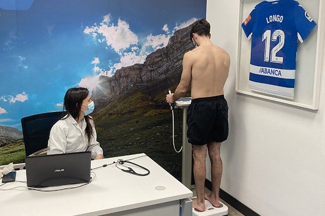 Gerard Carmona, jugador de Bada Huesca, se somete al estudio. 