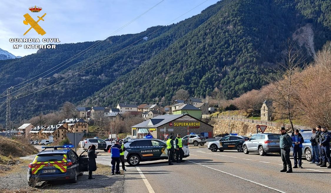 Momento del simulacro entre patrullas de la Guardia Civil y la Gendarmería Francesa.