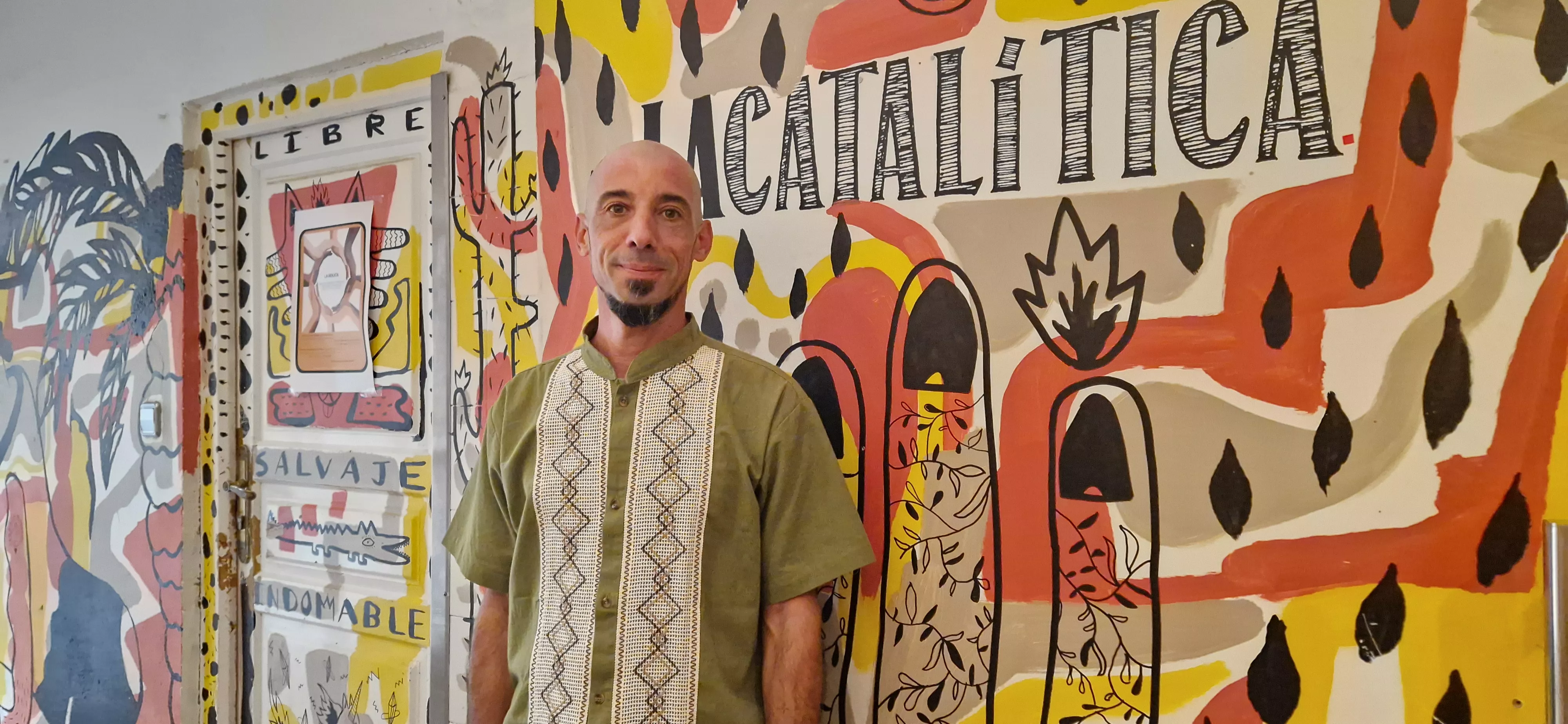 Alejandro Santolaria dirige el taller de pintura de Asapme en la Catalítica. Foto Myriam Martínez