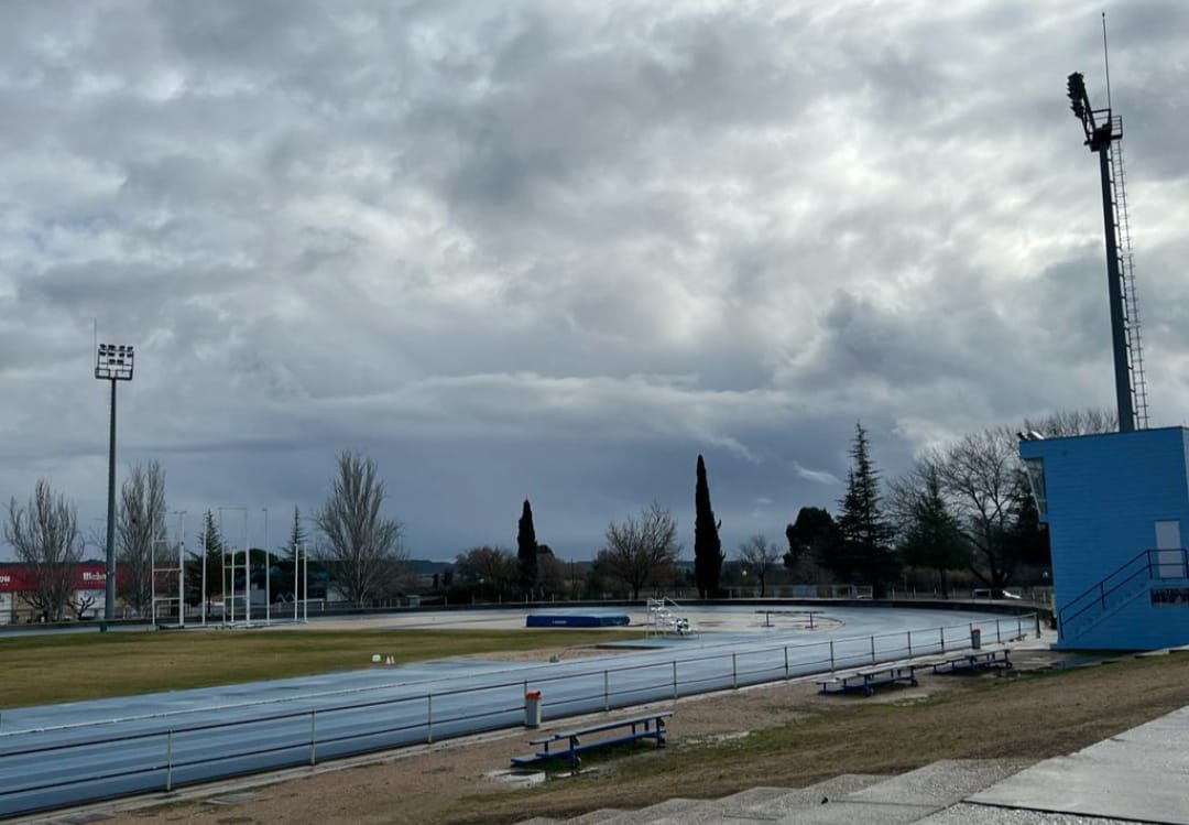 Las pistas de atletismo de la Ciudad Deportiva de Huesca se quedan sin luz por un robo de cable
