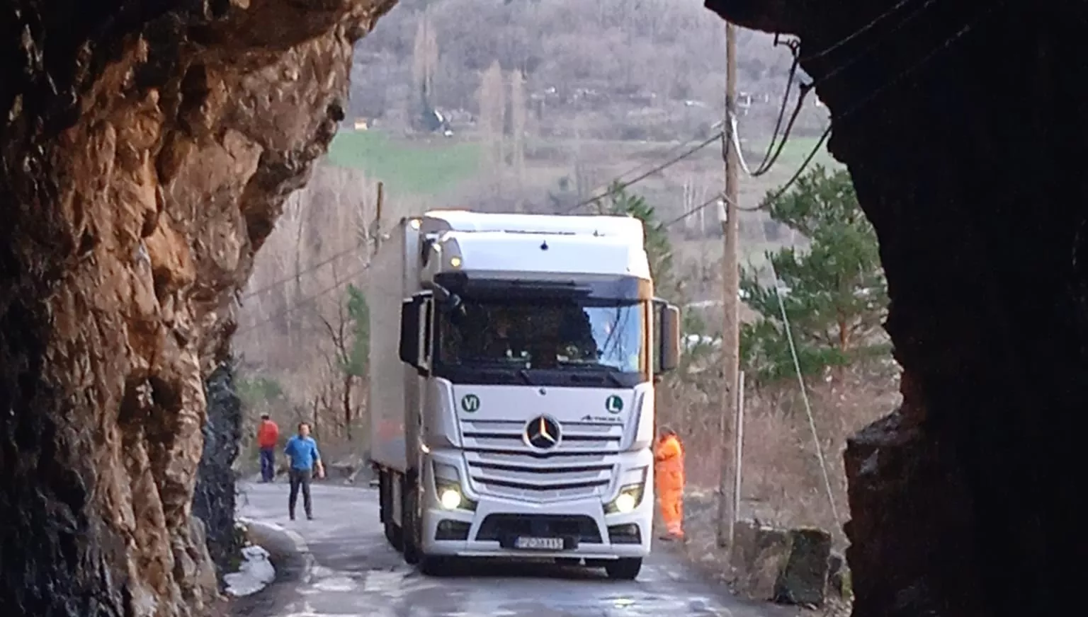 Camión accediendo a uno de los túneles de Plan.