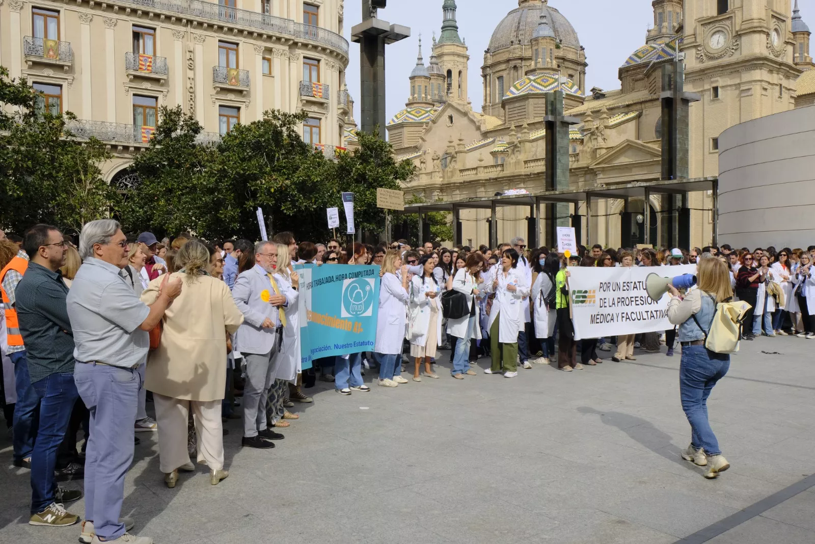 Concentración convocada por Sindicatos Médicos de Aragón en la plaza del Pilar de Zaragoza. Concentración convocada por Sindicatos Médicos de Aragón en la plaza del Pilar de Zaragoza.
