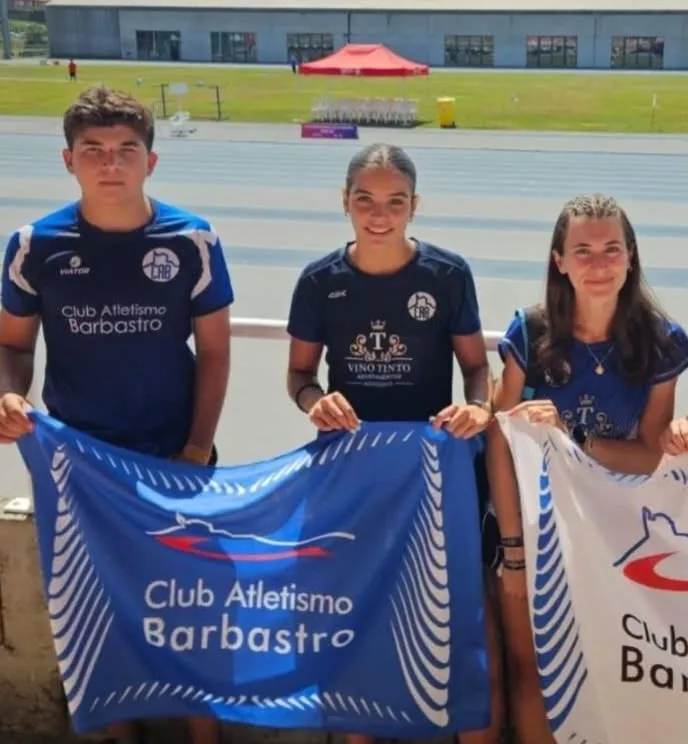 Los tres atletas del CA Barbastro en La Nucía.