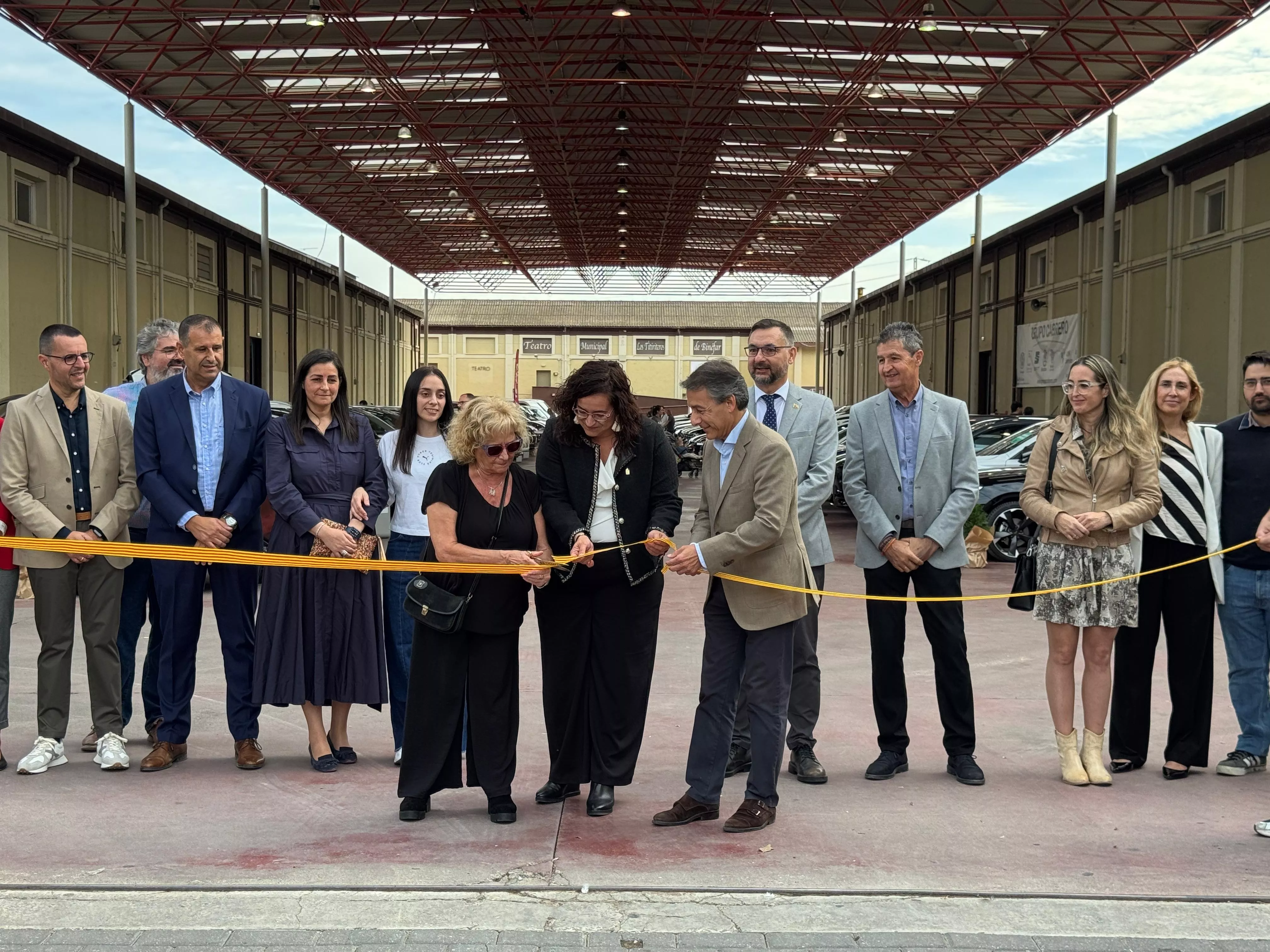 Corte de cinta en Febivo de la alcaldesa de Binéfar, Patricia Rivera, el director general de Política Económica y la madre de Miguel Ángel Pascual.