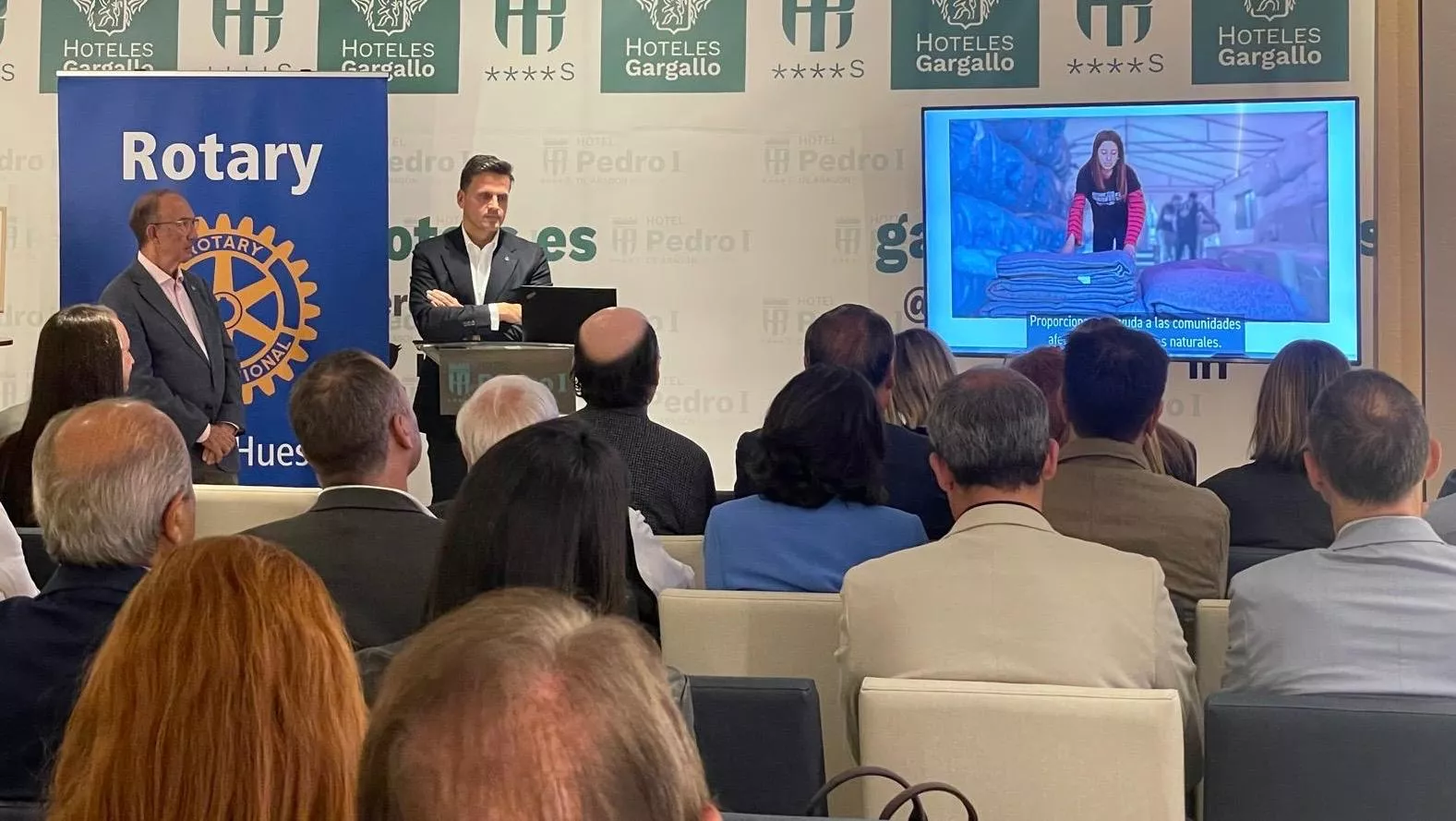 Ángel Bernad con Santiago Alastuey en la presentación del Vino Solidario.