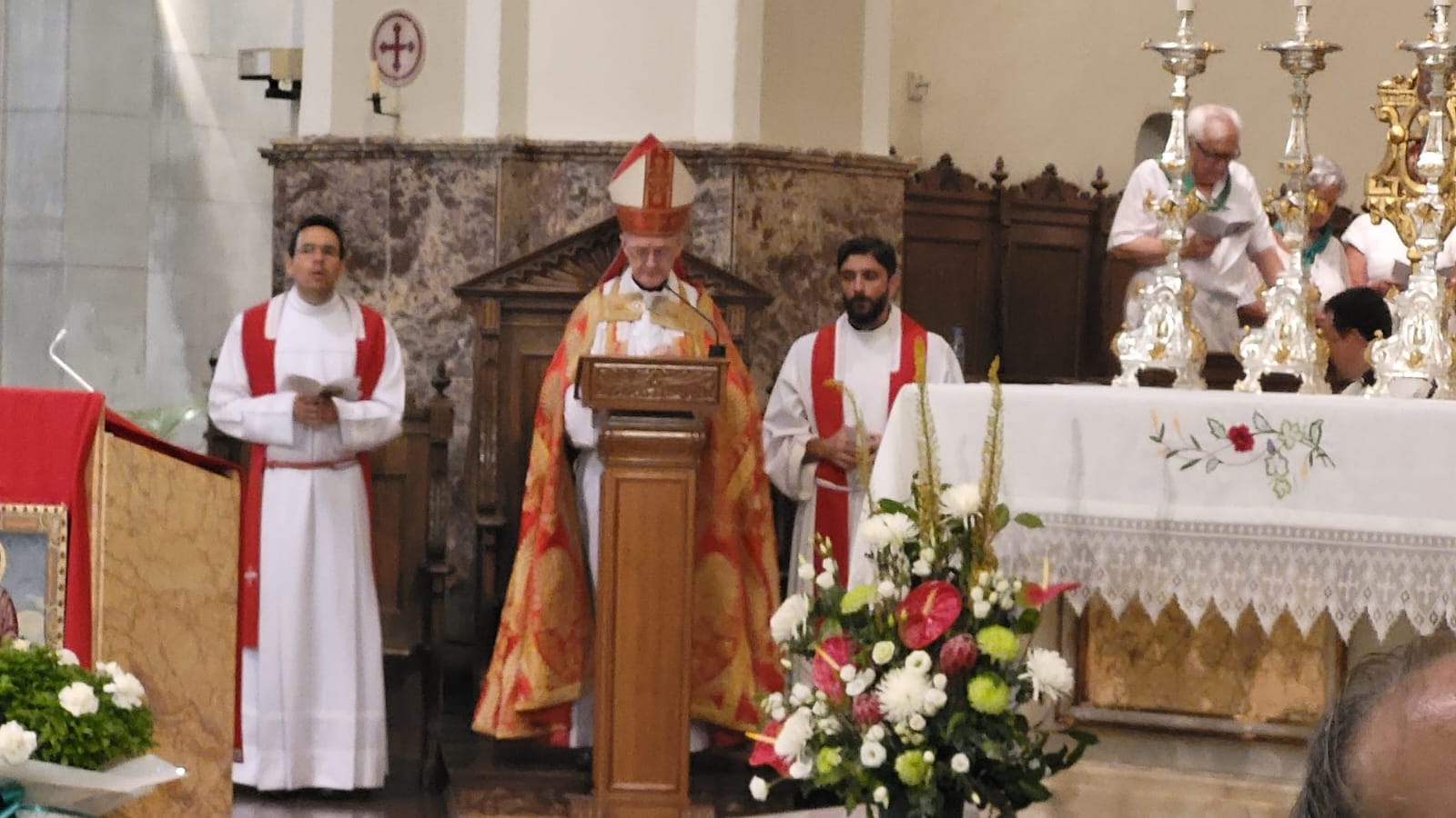 Don Julián Ruiz Martorell, obispo de Huesca, en las Completas en la Basílica de San Lorenzo
