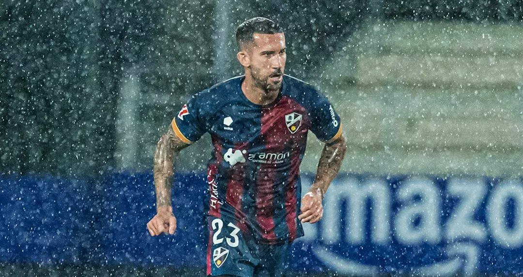 Sielva. Estas son las alineaciones del SD Huesca-Burgos CF: Guilló planta la defensa de cuatro